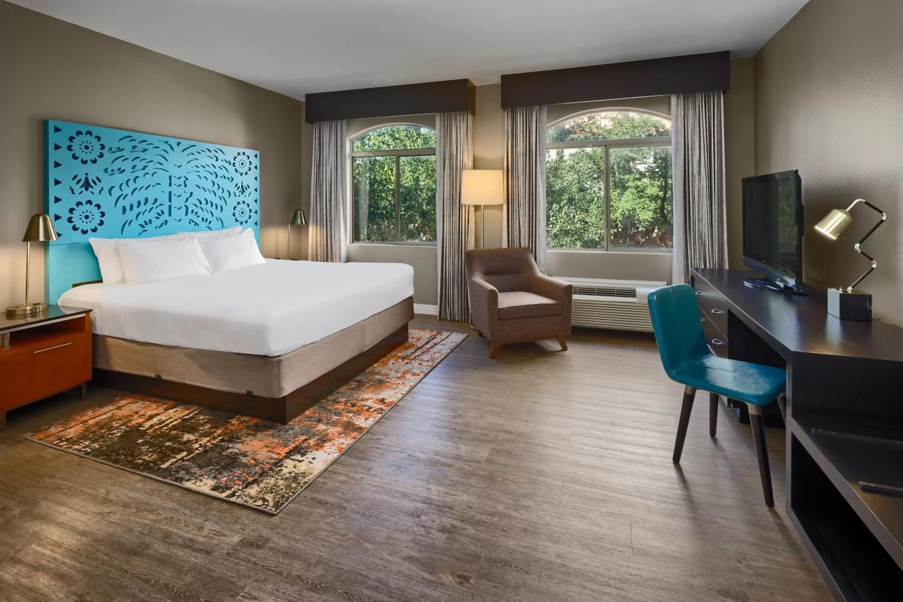 Photo of the whole room, Bed in Hotel Indigo San Antonio Riverwalk by IHG