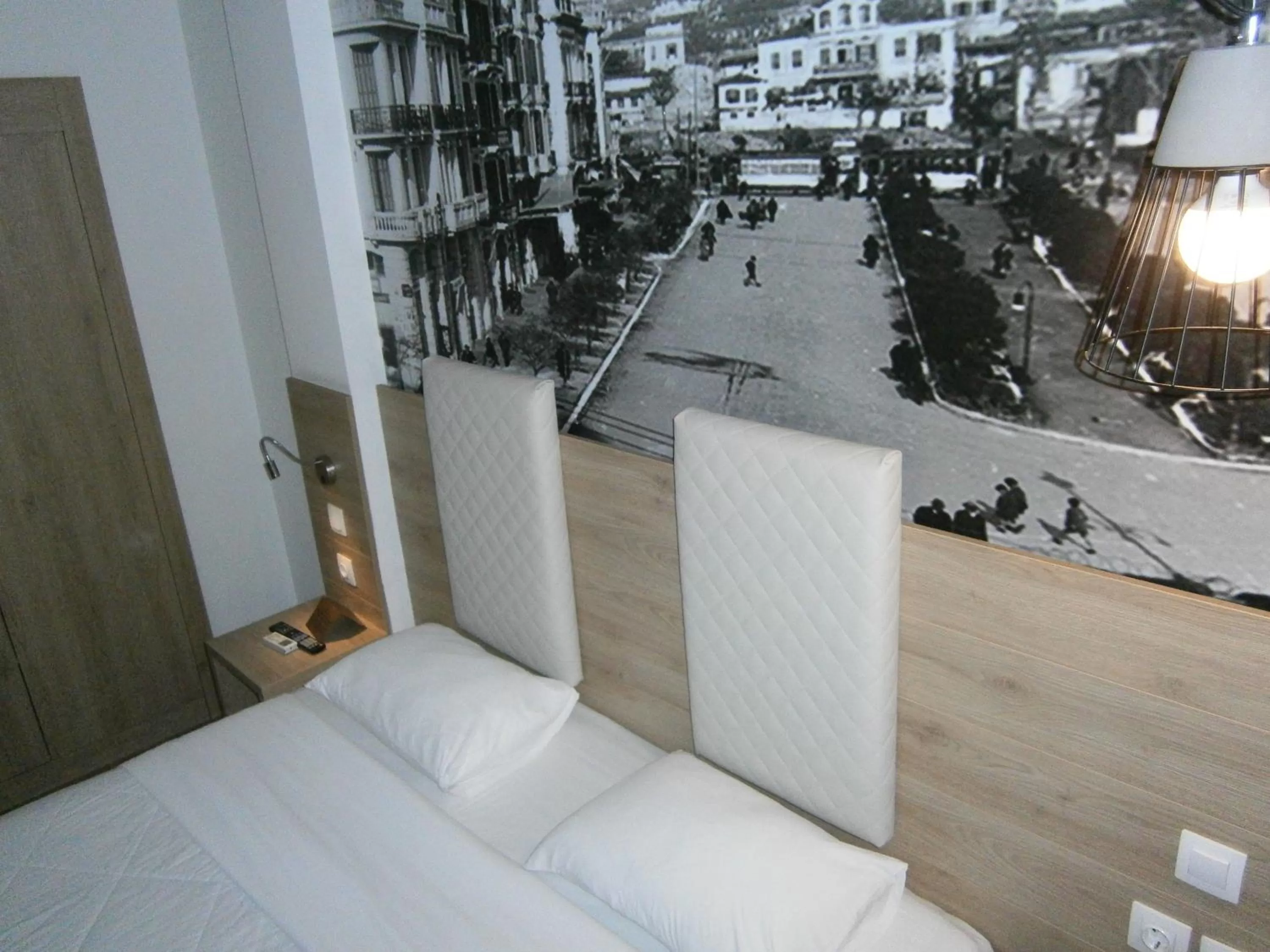 Photo of the whole room, Bed in Metropolitan