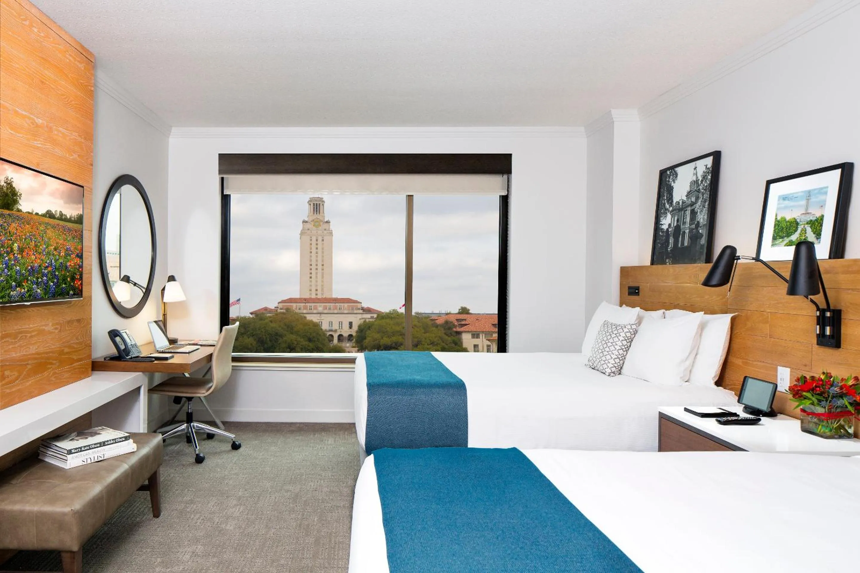 Landmark view, Bed in AT&T Hotel & Conference Center