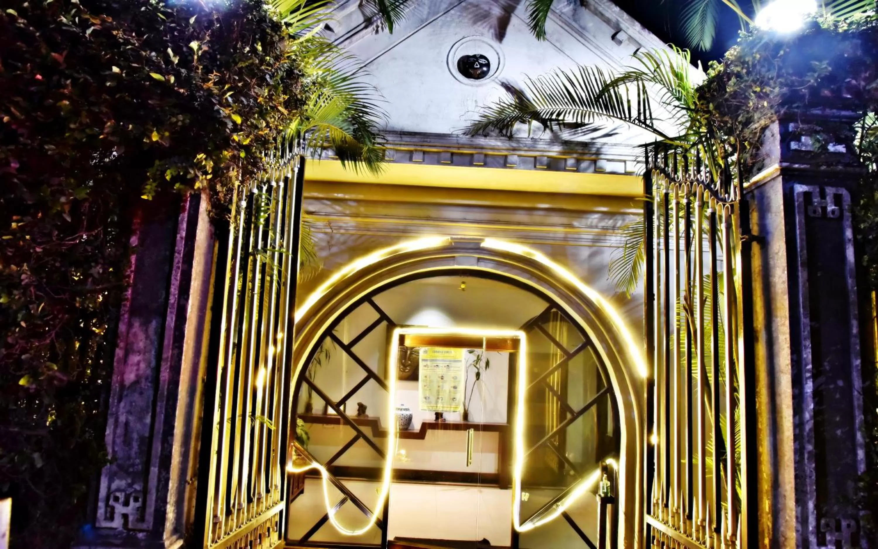 Facade/entrance in Sood's Himalayan Vista