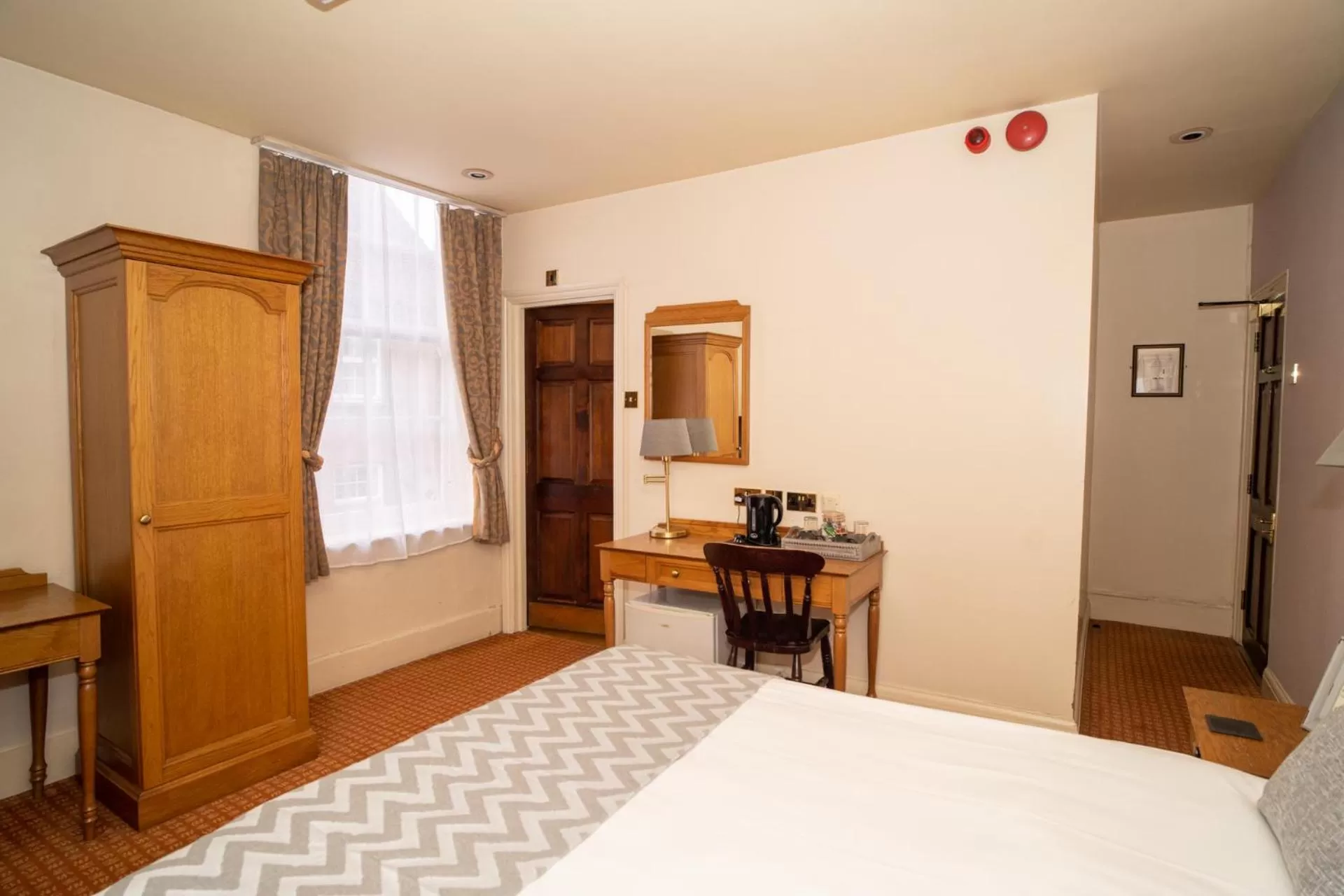 Bedroom, Bed in The Silver Cup