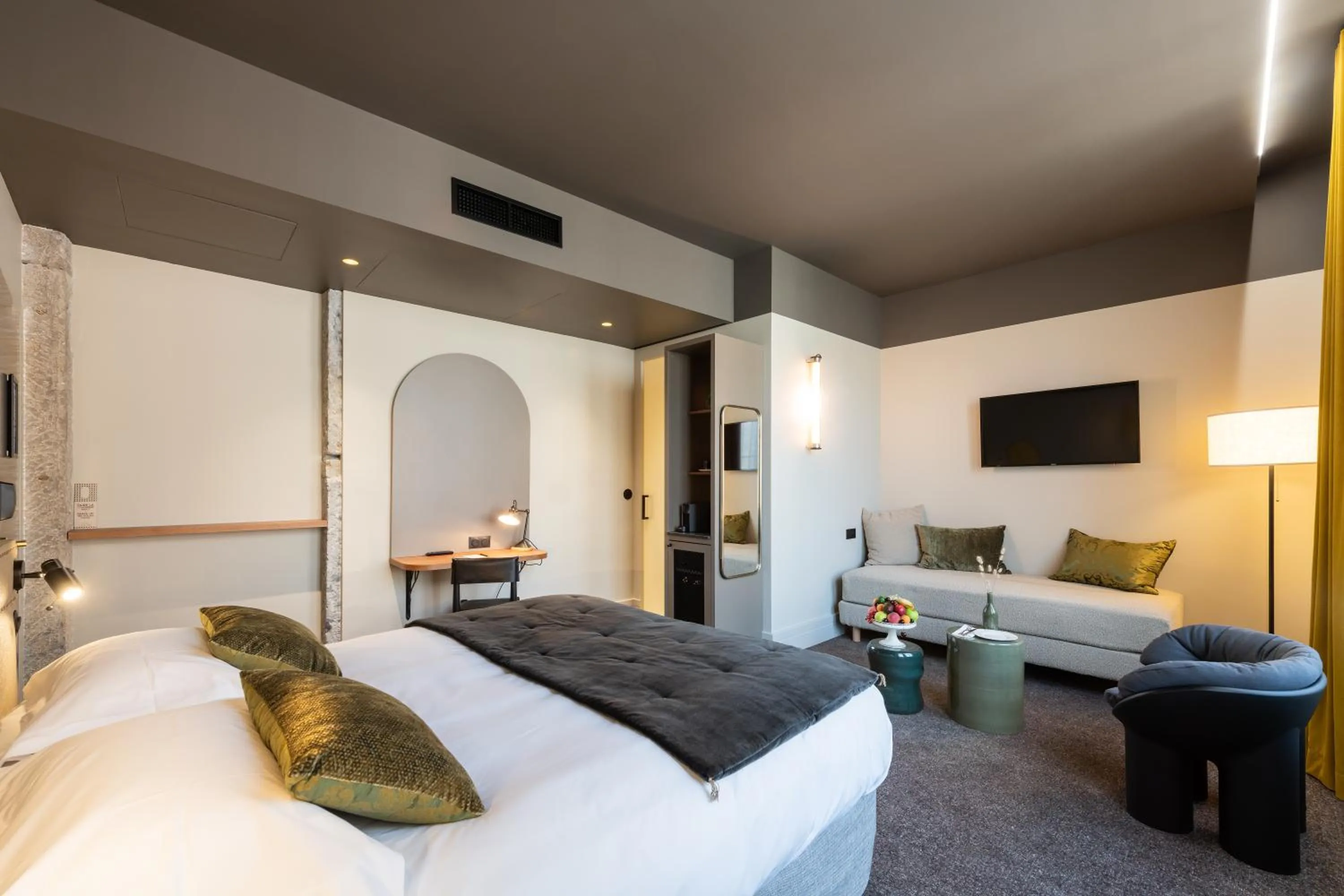 Photo of the whole room, Bed in Hôtel de l'Abbaye Lyon - Boutique Hôtel