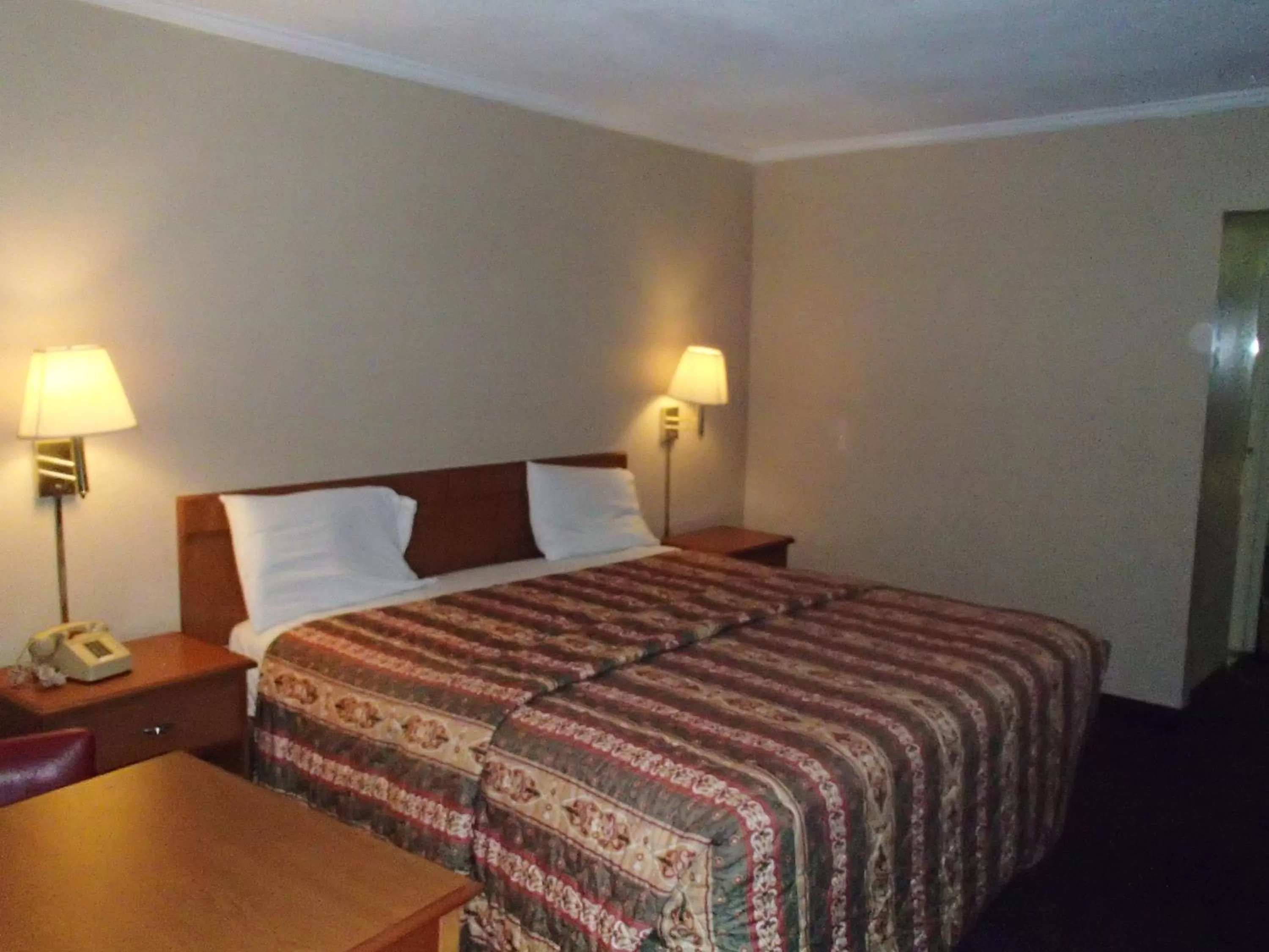 Bed in Sunrise Inn Lake Charles