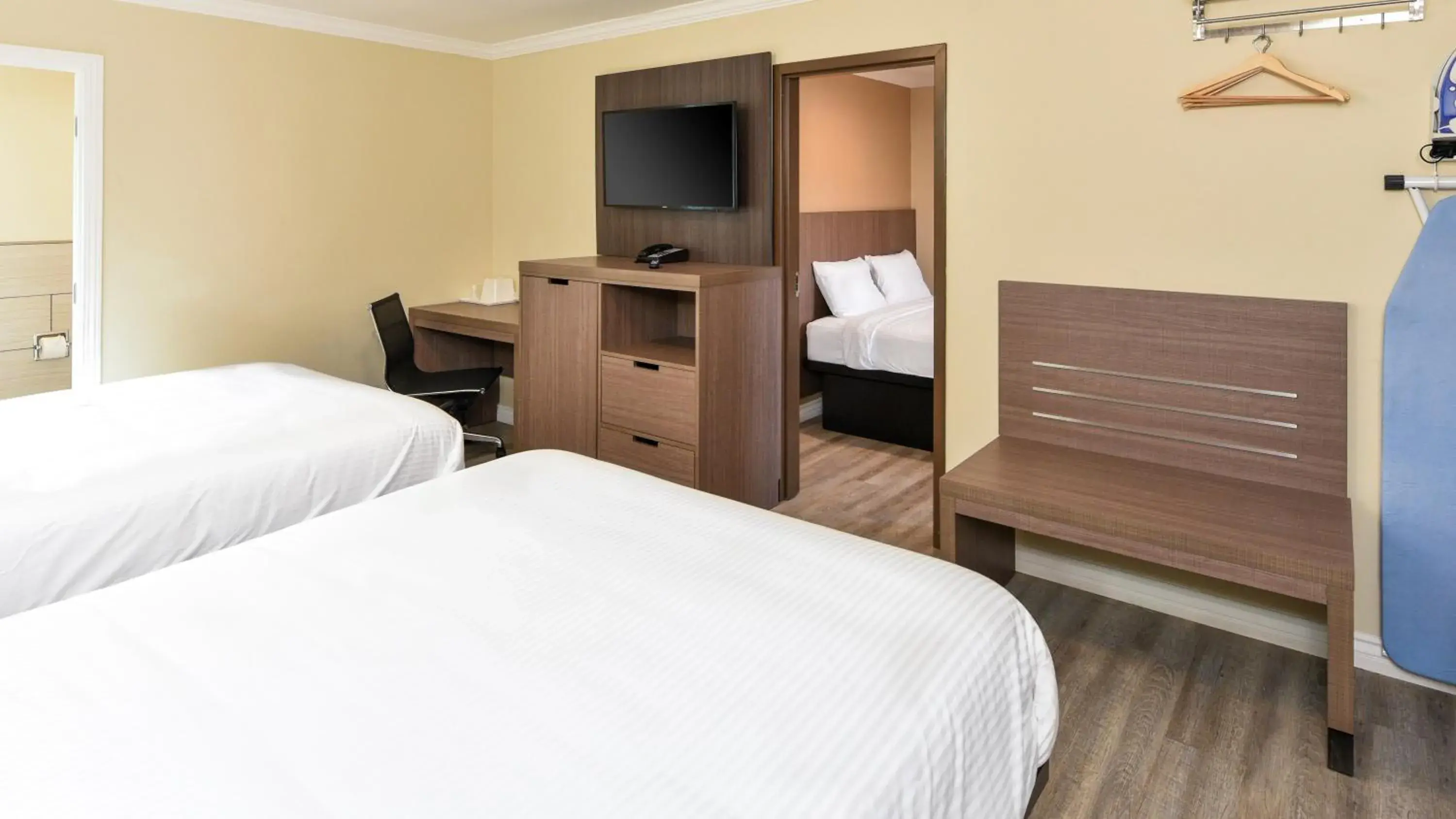 Two-Bedroom Suite in Sea Rock Inn - Long Beach Two-Bedroom Suite in Sea Rock Inn - Long Beach