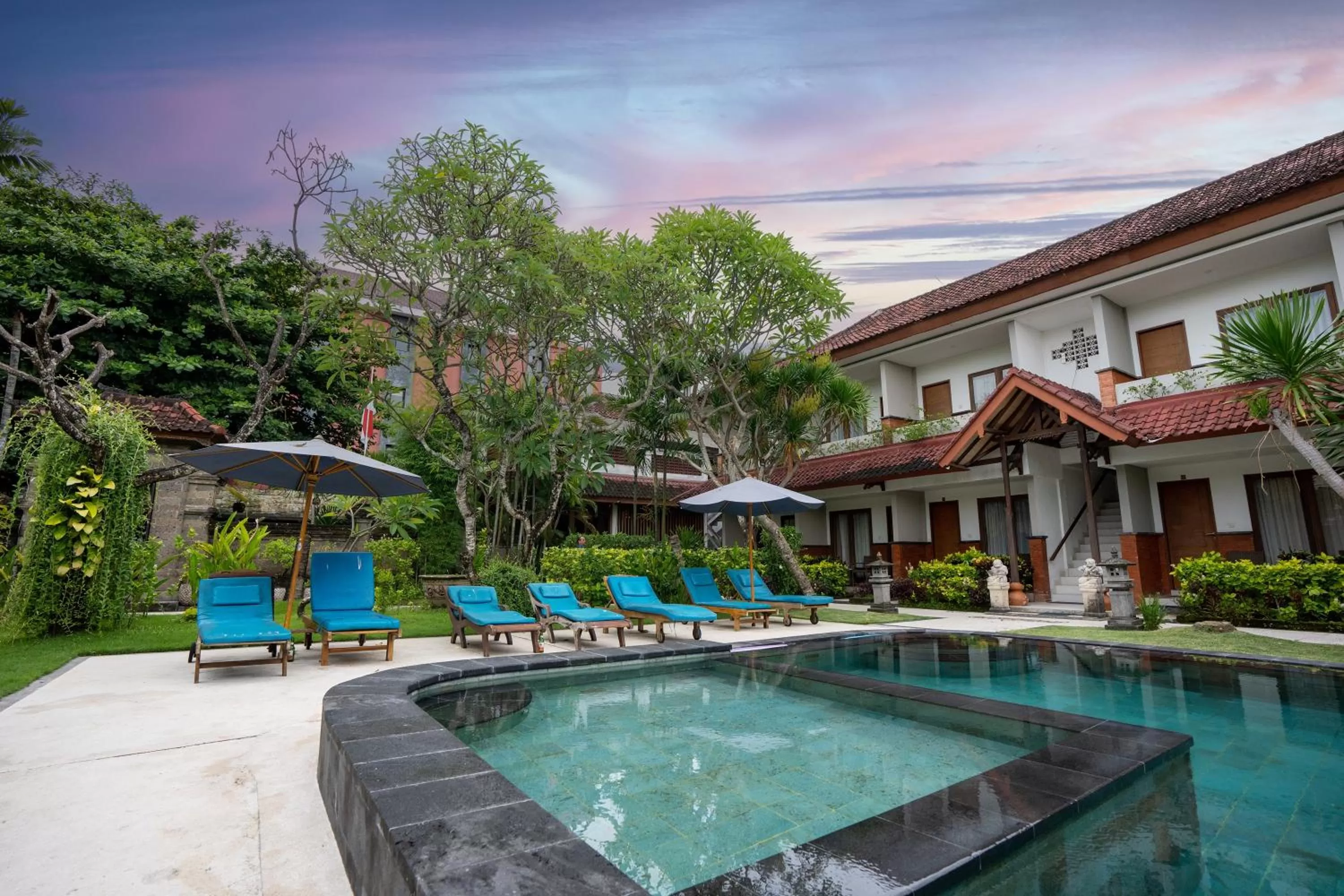 Swimming pool in Hotel Sinar Bali Legian