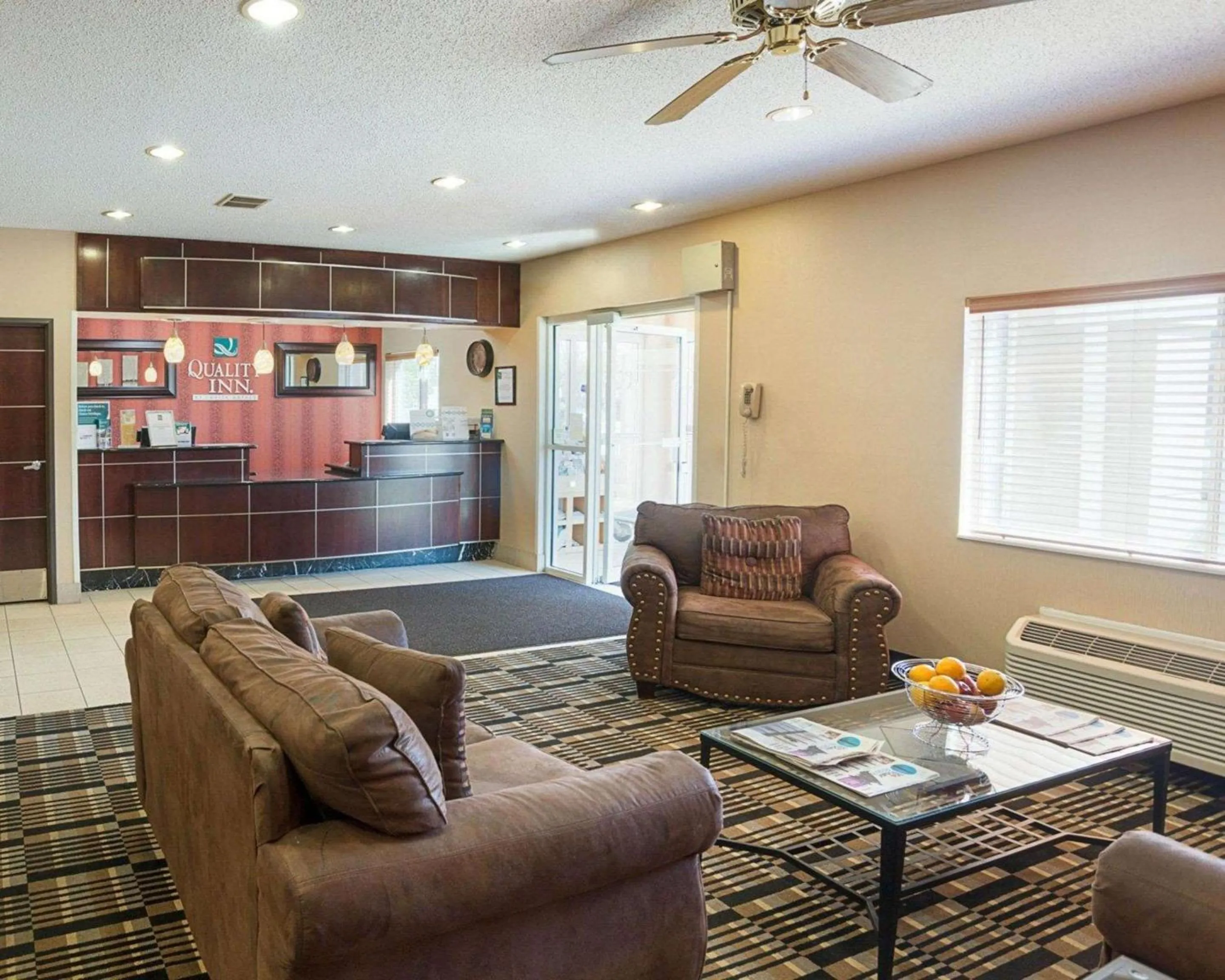 Lobby or reception in Quality Inn Brooklyn Center