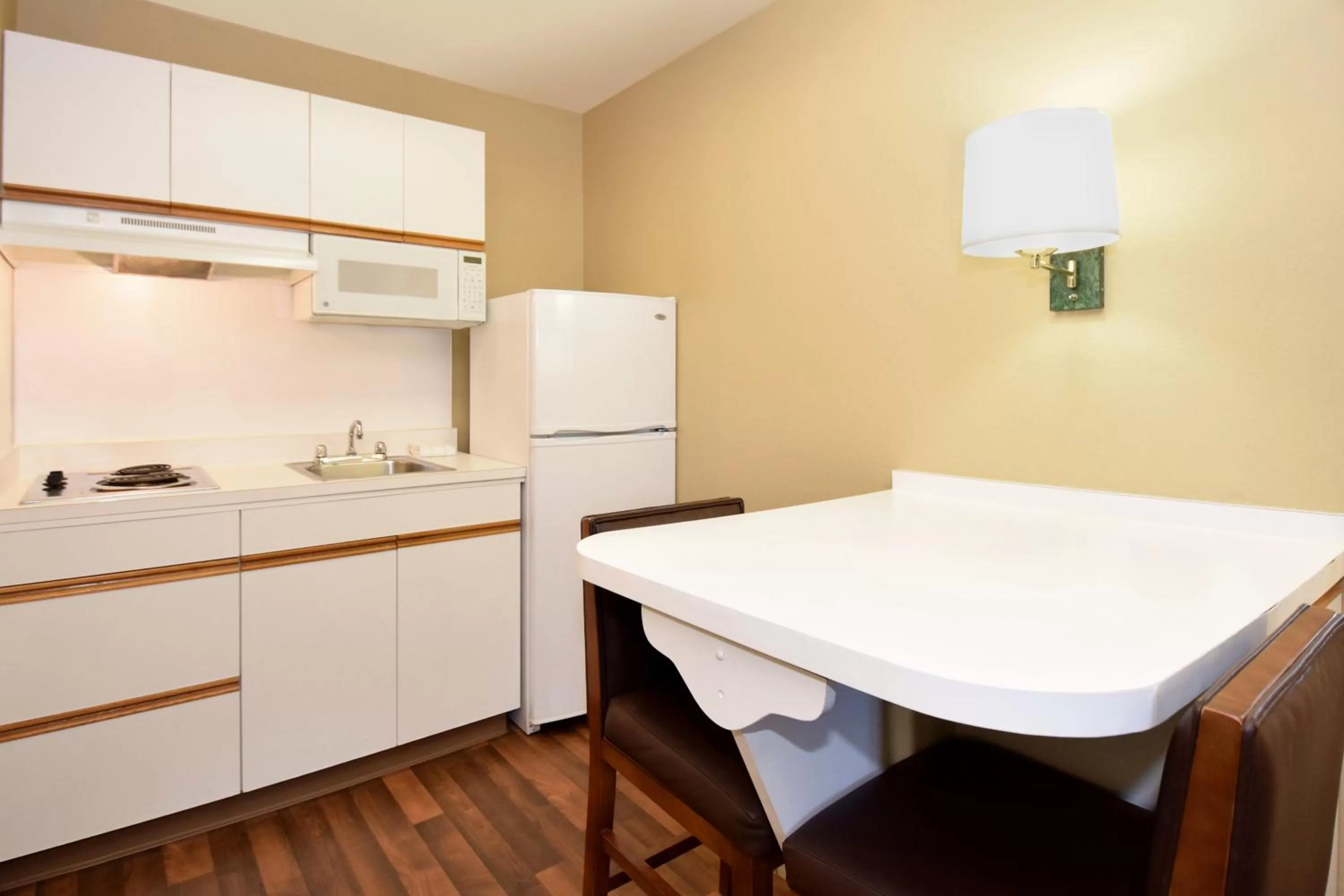 Kitchen or kitchenette in Extended Stay America Suites - San Diego - Sorrento Mesa