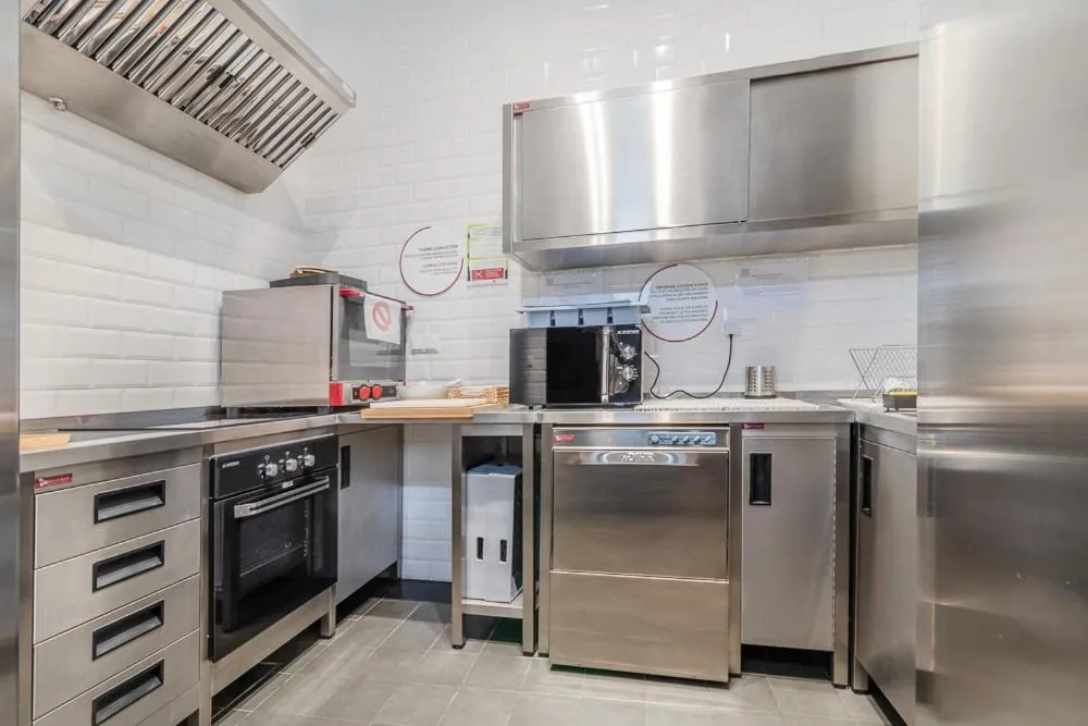 Communal kitchen in Be Lisbon Hostel Intendente