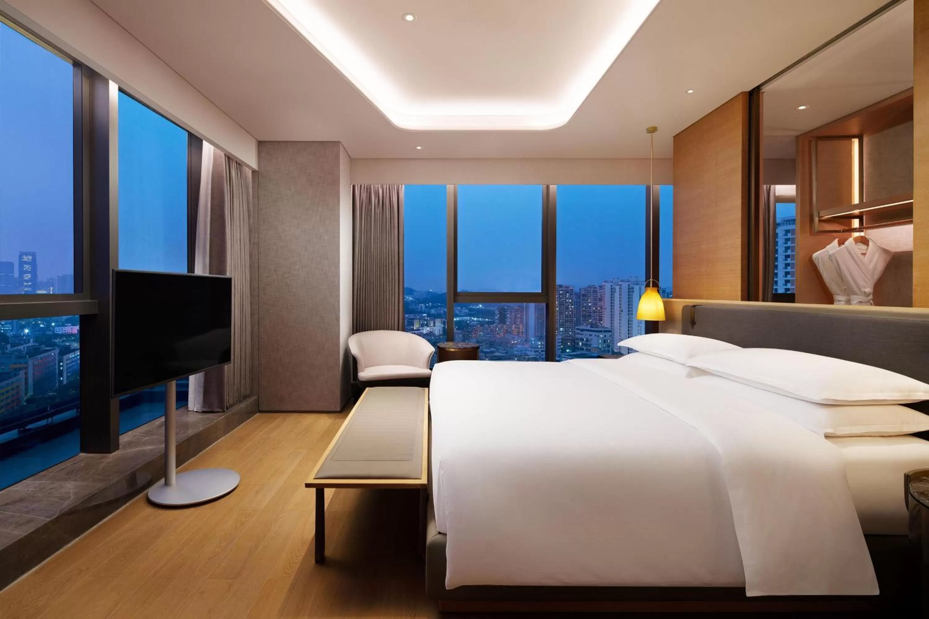 Photo of the whole room, Bed in Sheraton Shenzhen Nanshan