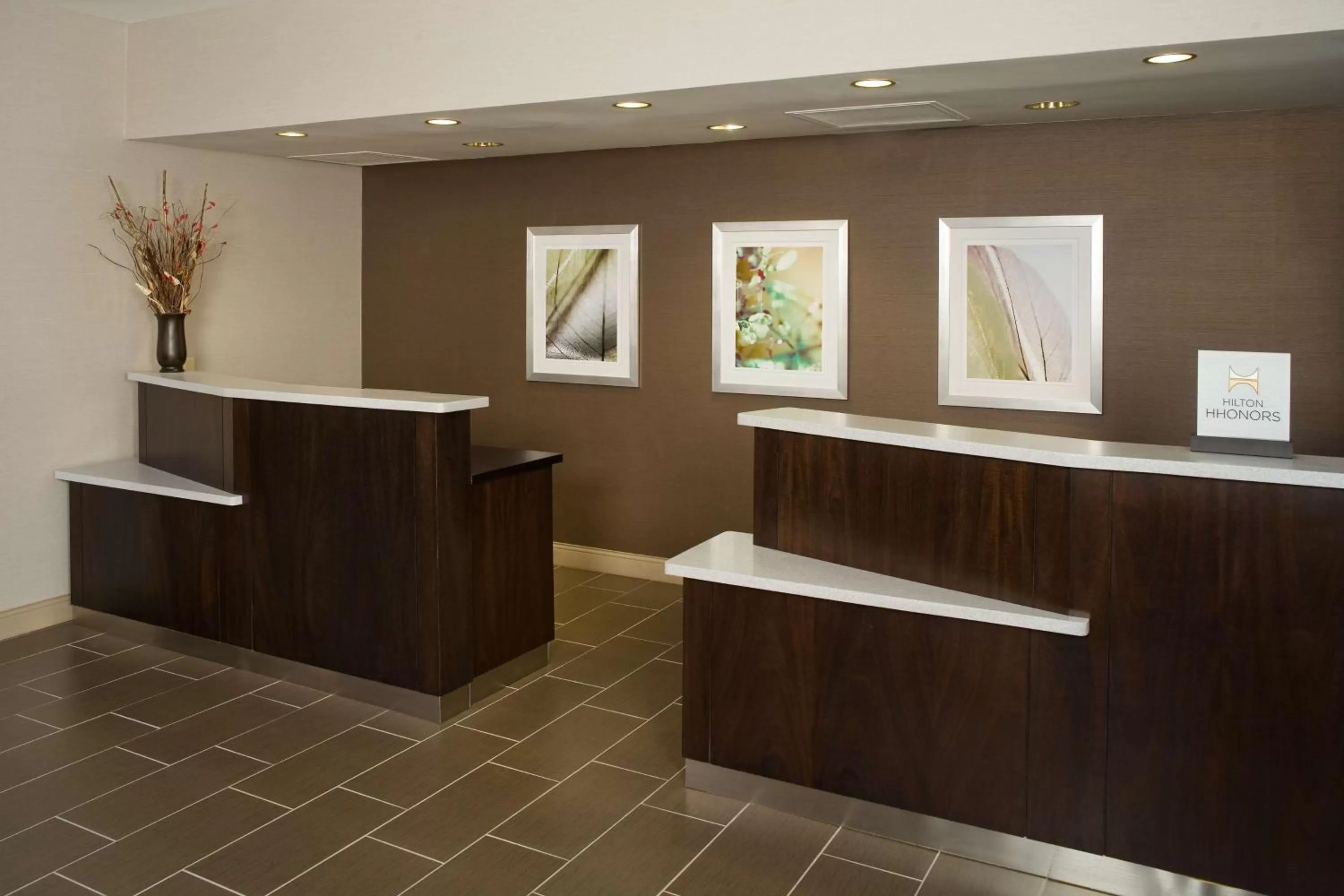 Lobby or reception in DoubleTree by Hilton Hotel Chicago Wood Dale - Elk Grove