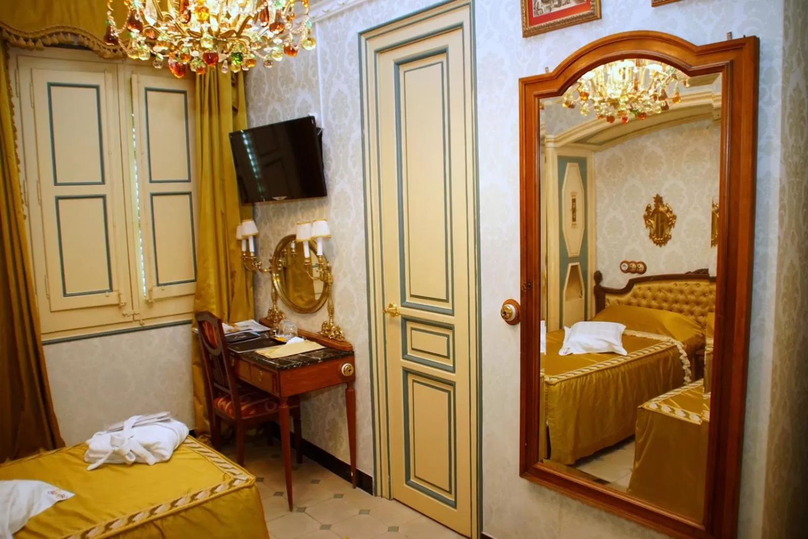 Photo of the whole room, Bed in Sitges Royal Rooms