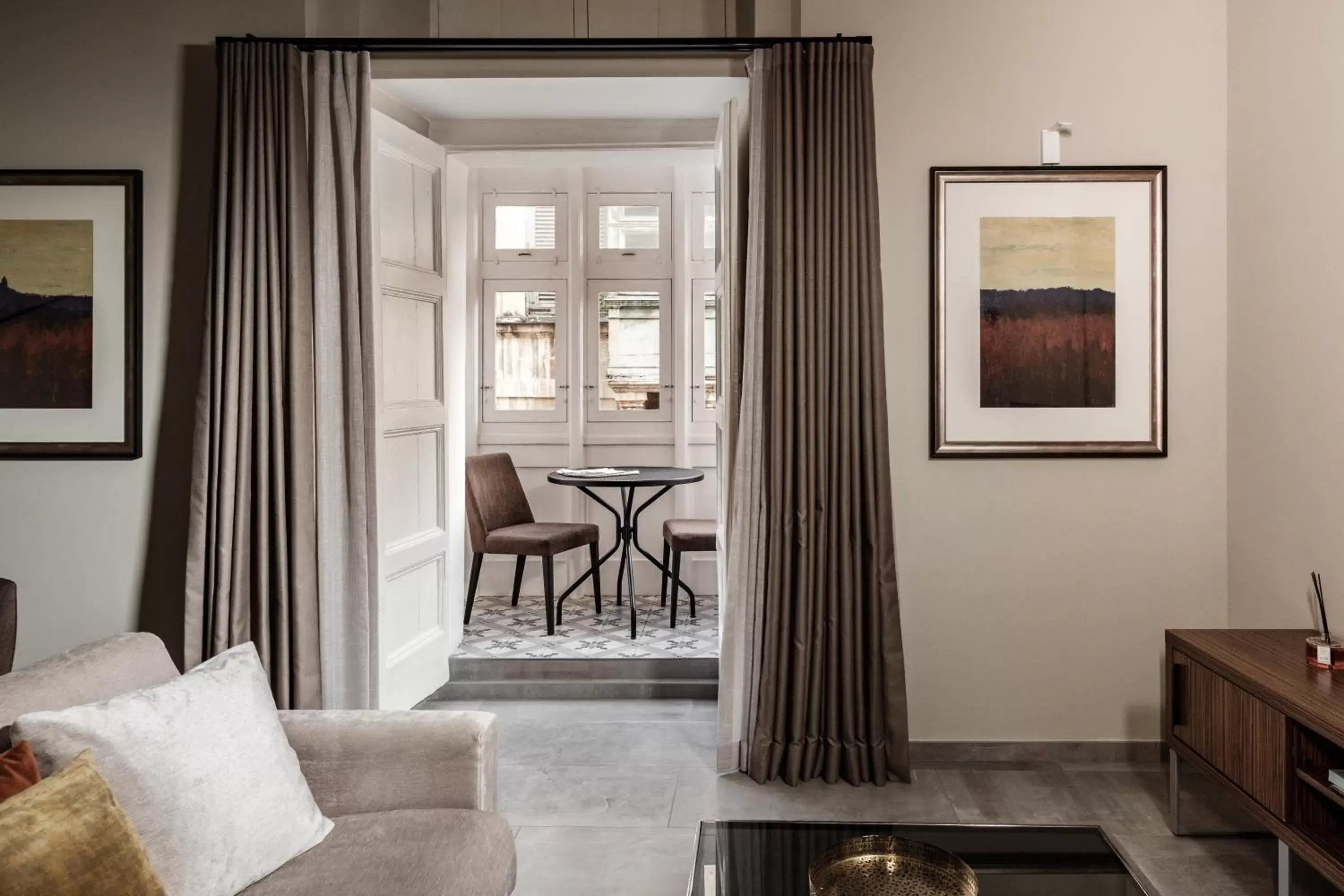 Deluxe Suite with Balcony in 1926 Le Parisot Boutique Suites Deluxe Suite with Balcony in 1926 Le Parisot Boutique Suites