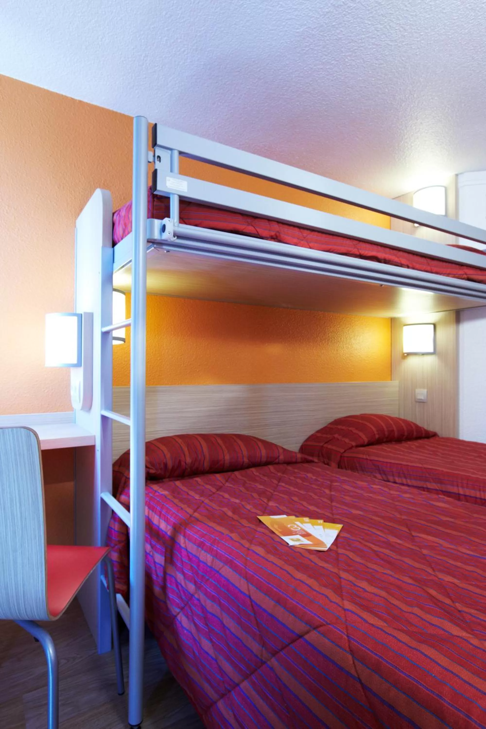 Photo of the whole room, Bed in Premiere Classe Beziers