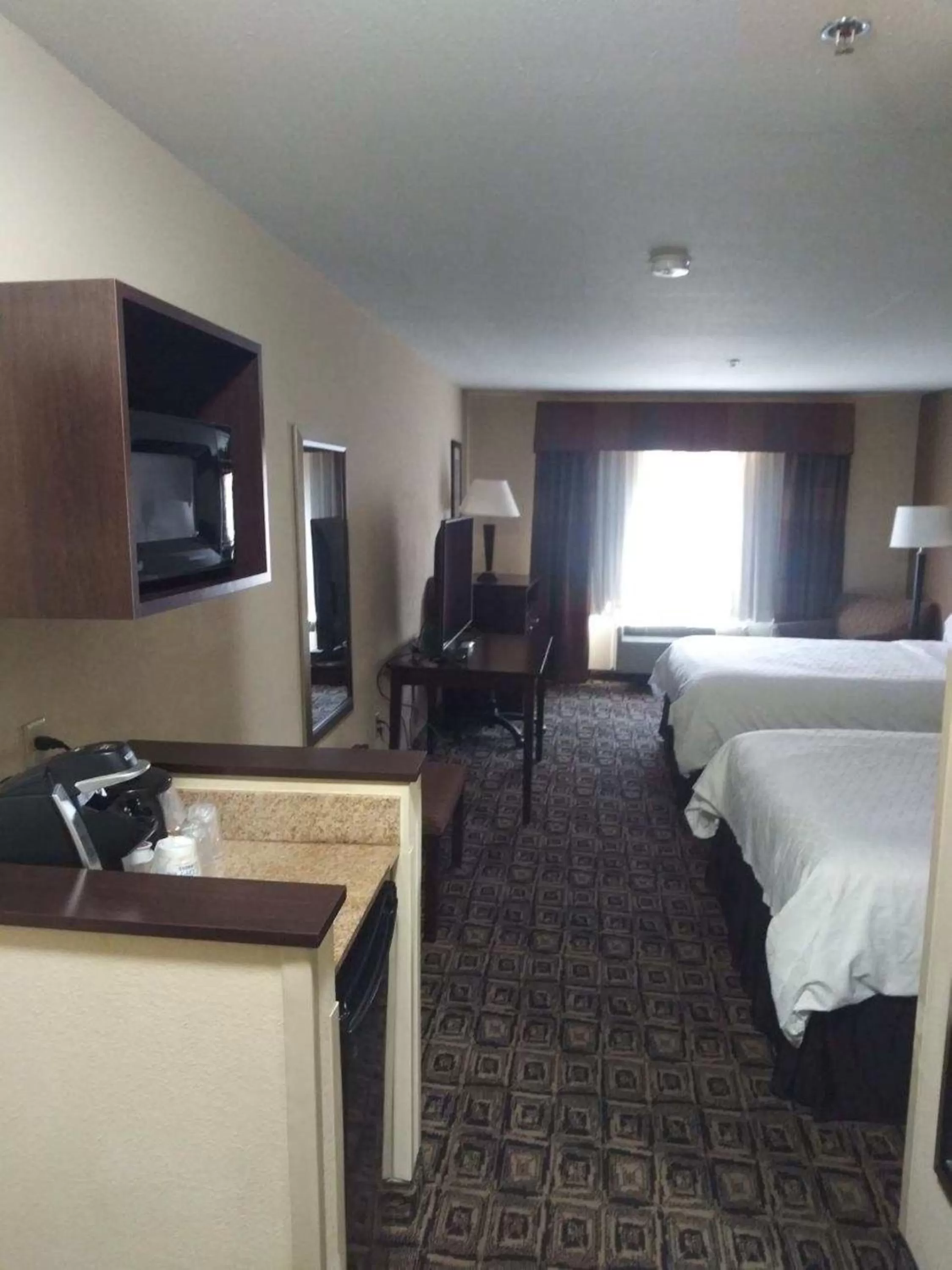 Photo of the whole room, Bed in Holiday Inn Express & Suites Zanesville North by IHG