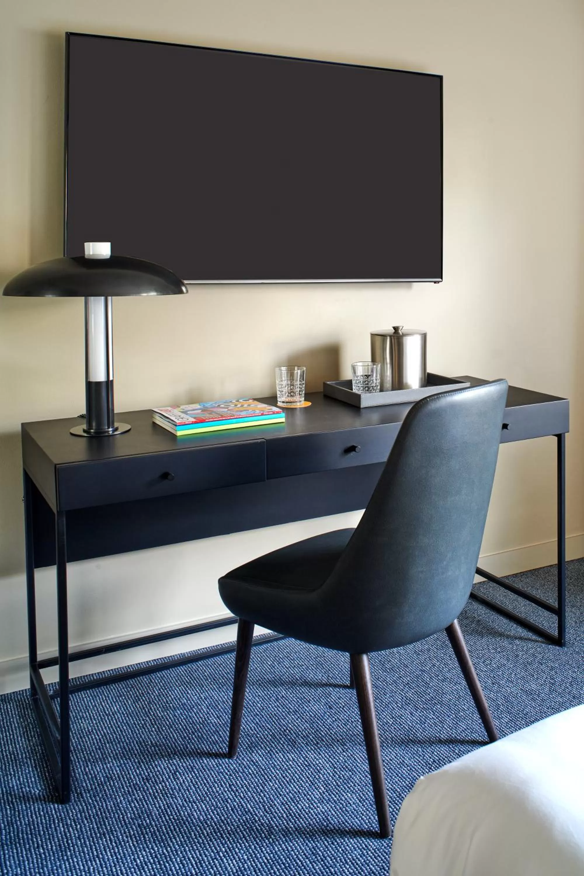 TV and multimedia in Hotel Ziggy On Sunset