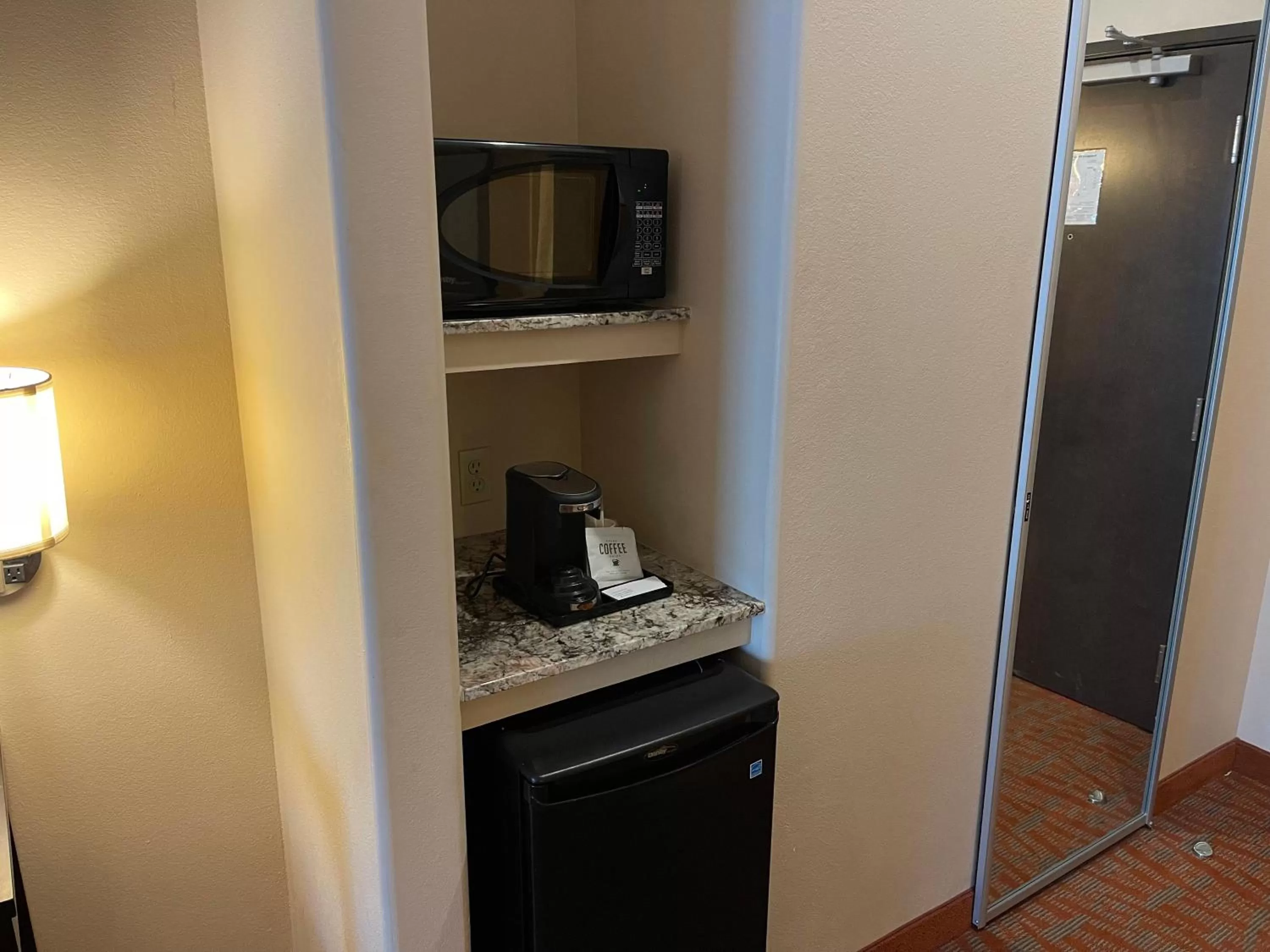 Coffee/tea facilities in Super 6 Inn & Suites
