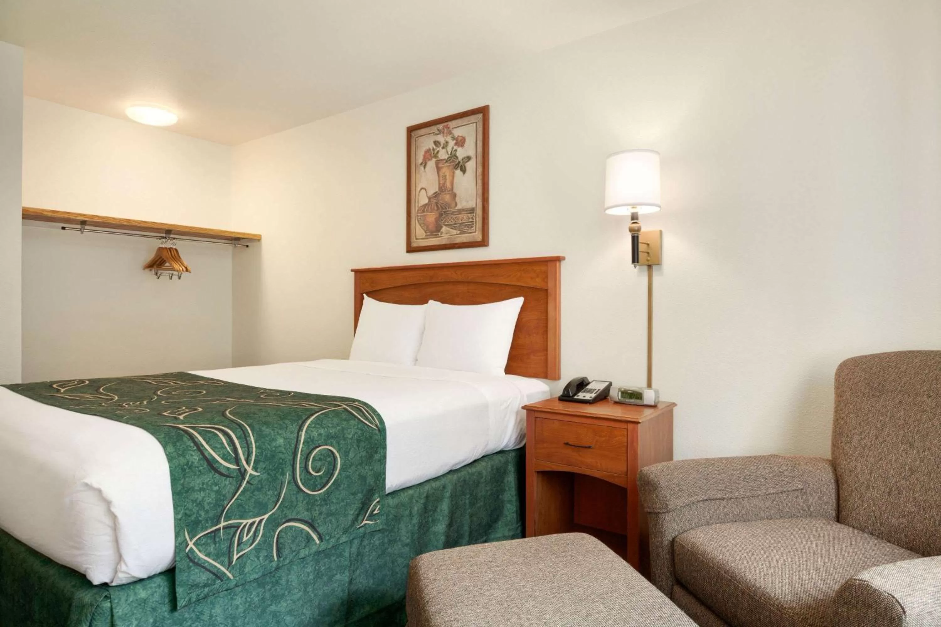 Photo of the whole room, Bed in Travelodge by Wyndham Dunsmuir