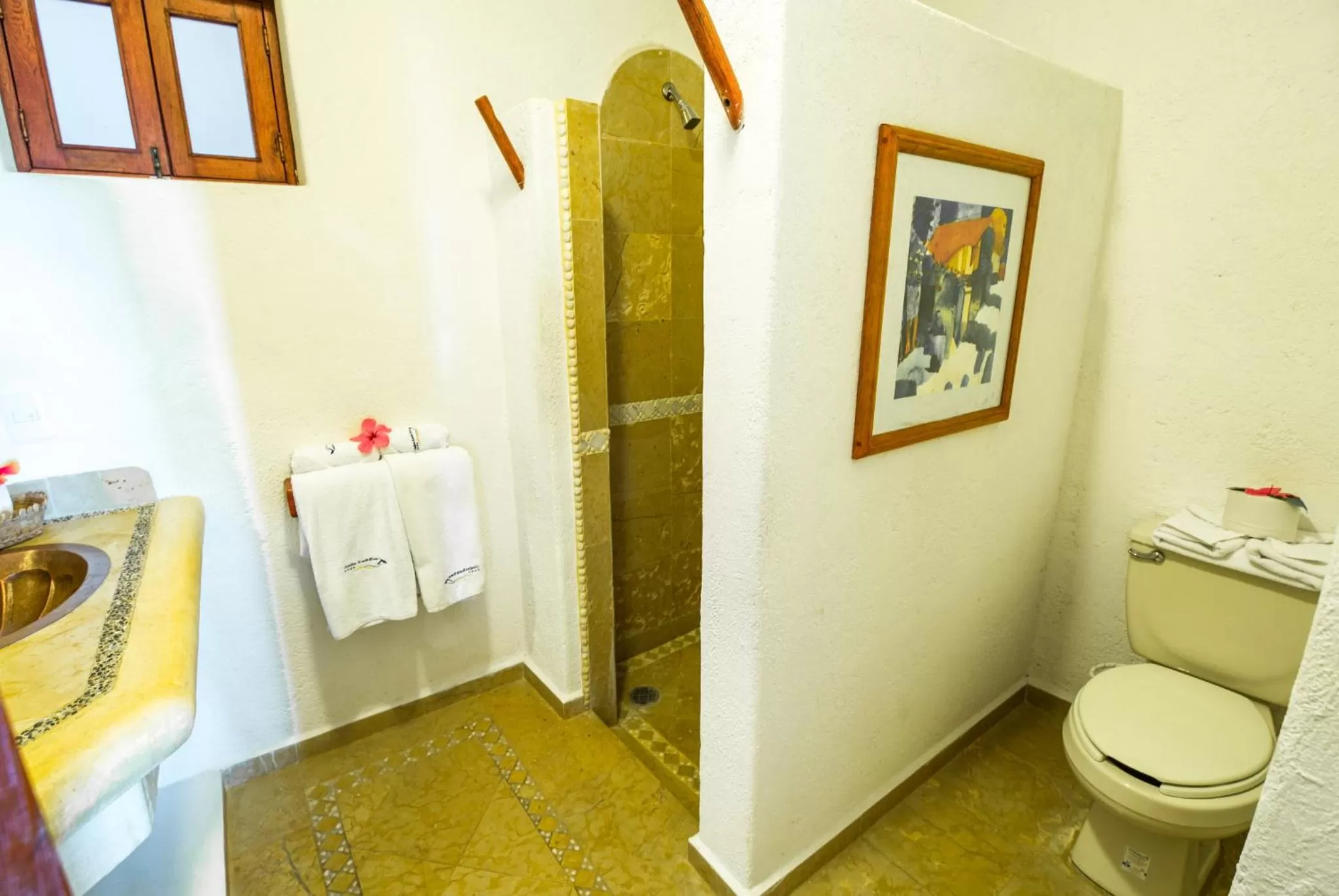 Shower in Hotel Catalina Beach Resort