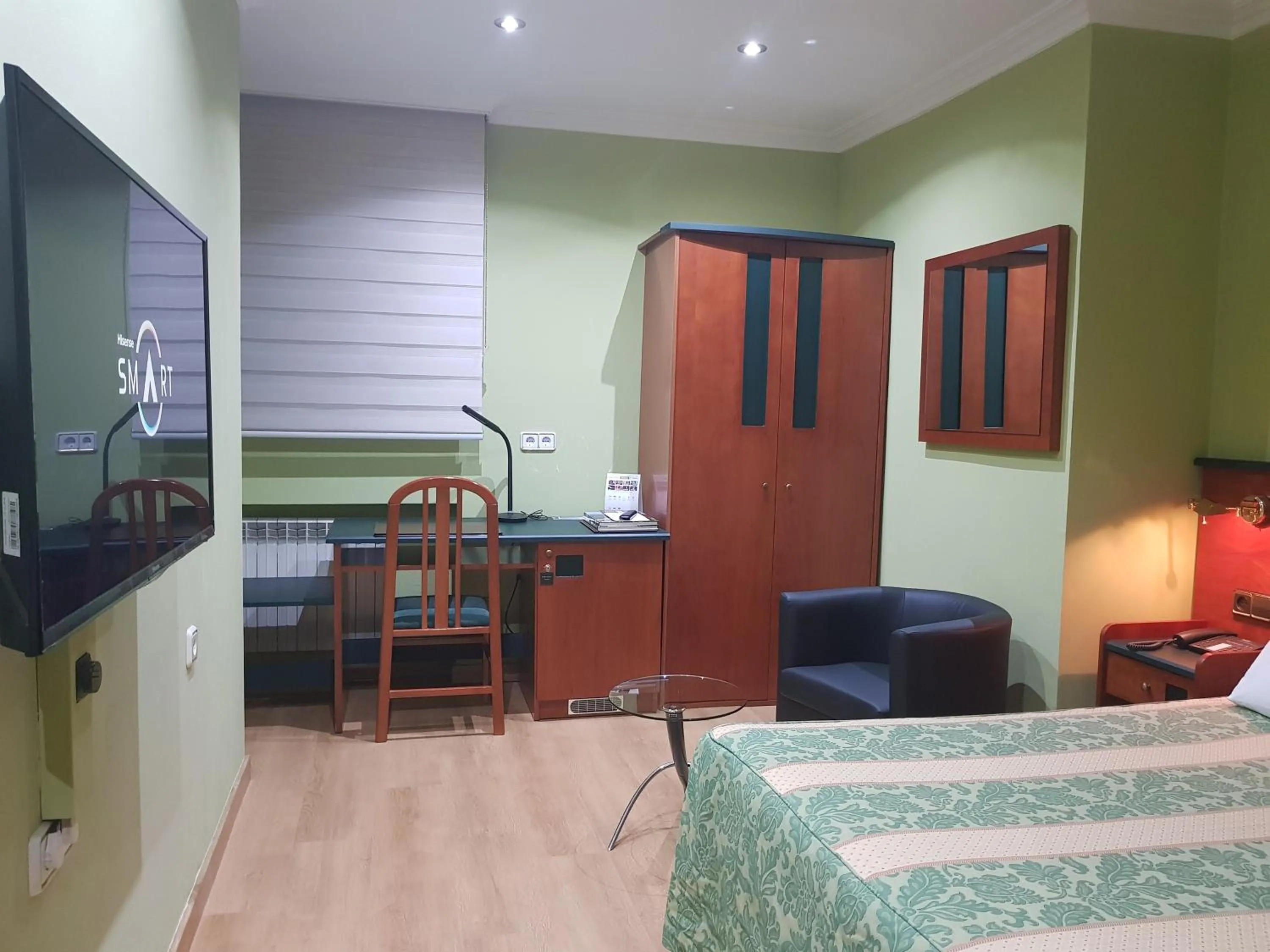 Photo of the whole room, Bed in Idh Angel