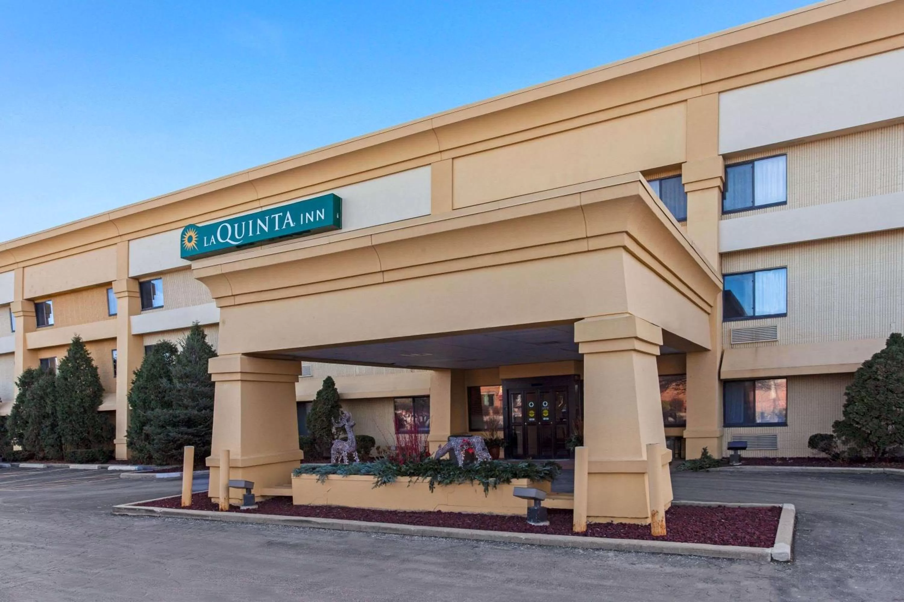 Property building in La Quinta Inn by Wyndham Milwaukee Airport / Oak Creek