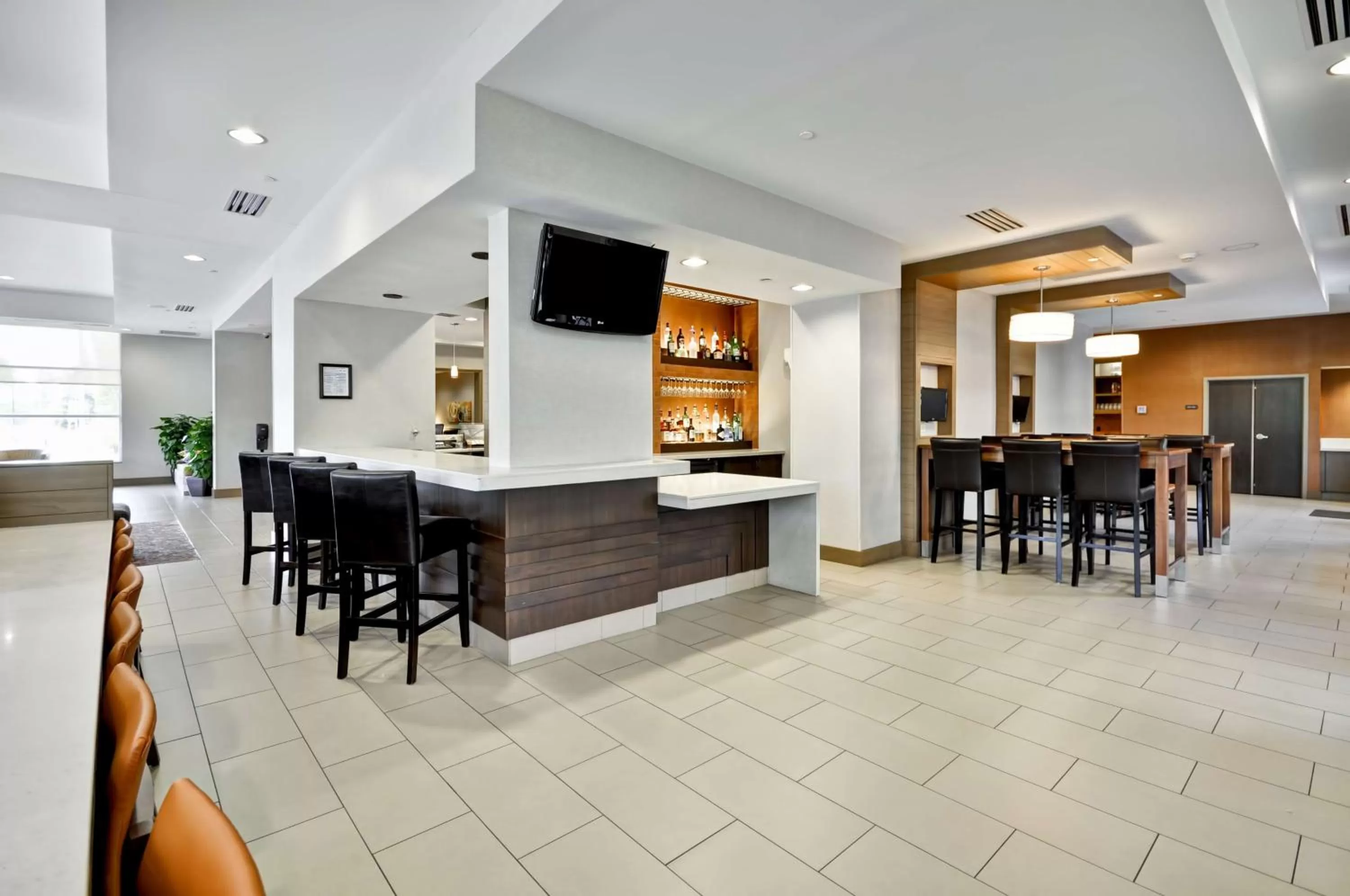 Lounge or bar in Hyatt House Atlanta Cobb Galleria