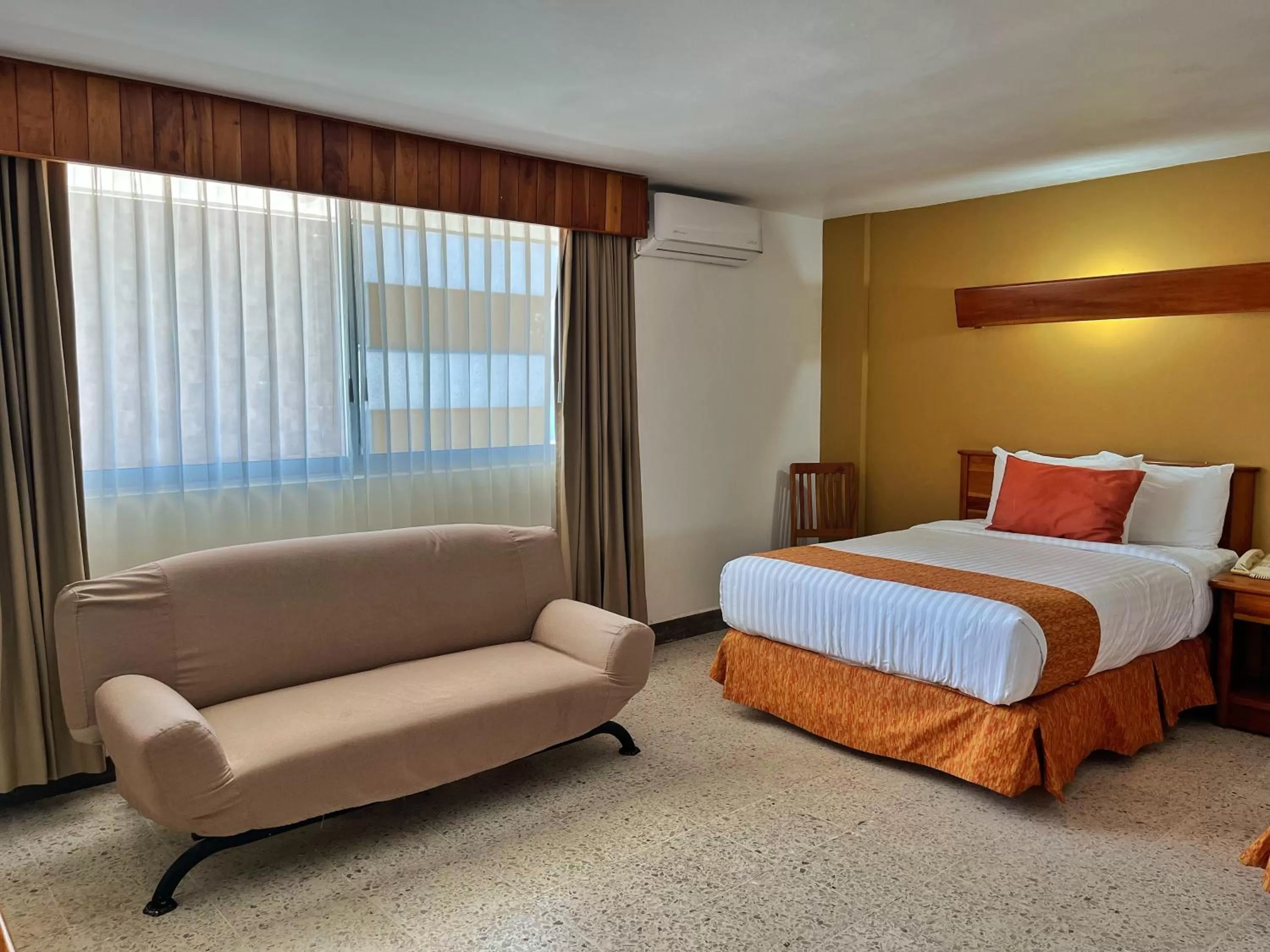 Bedroom, Bed in Best Western Riviera Tuxpan