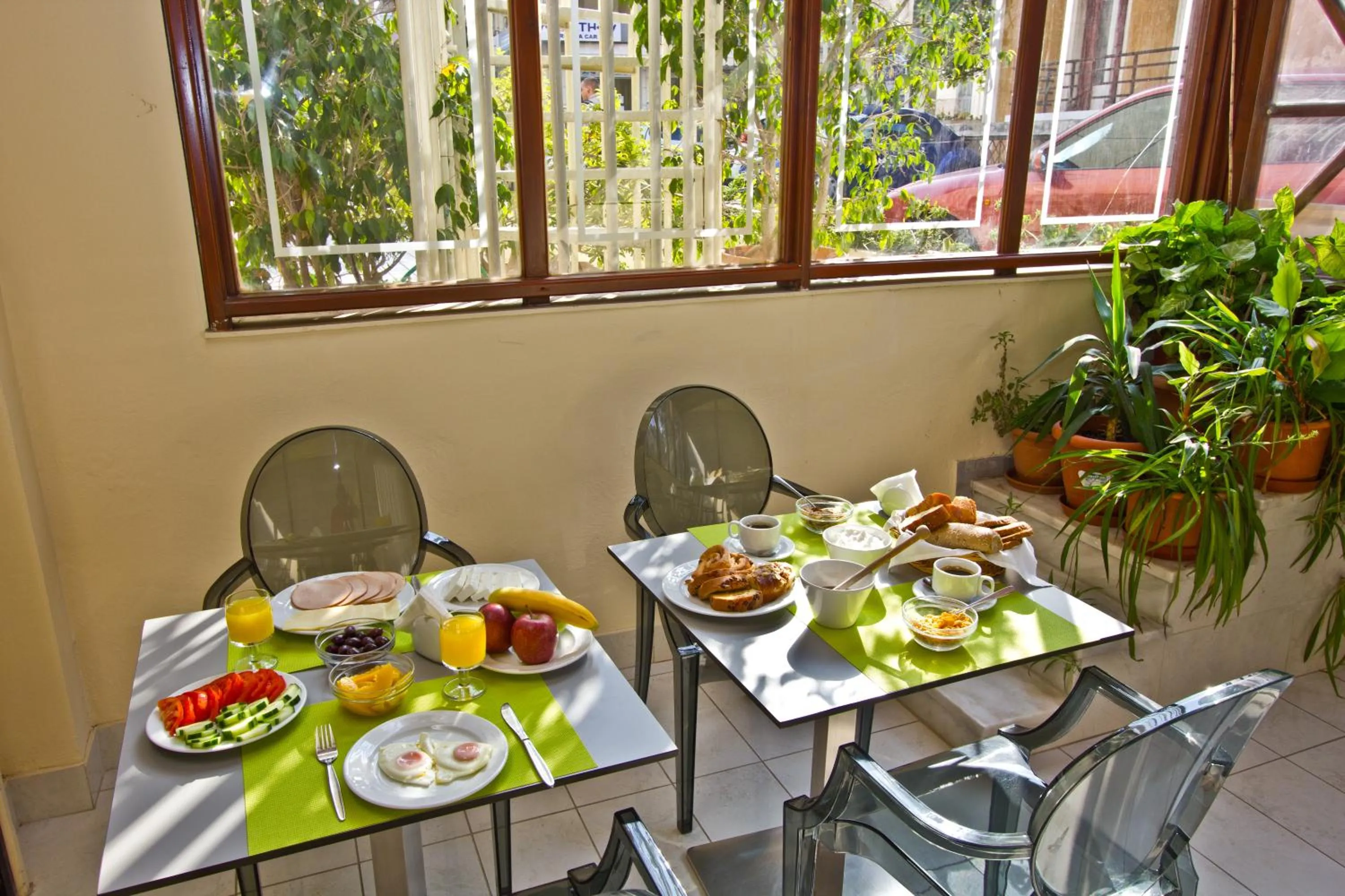 Restaurant/places to eat in Nafsika Hotel