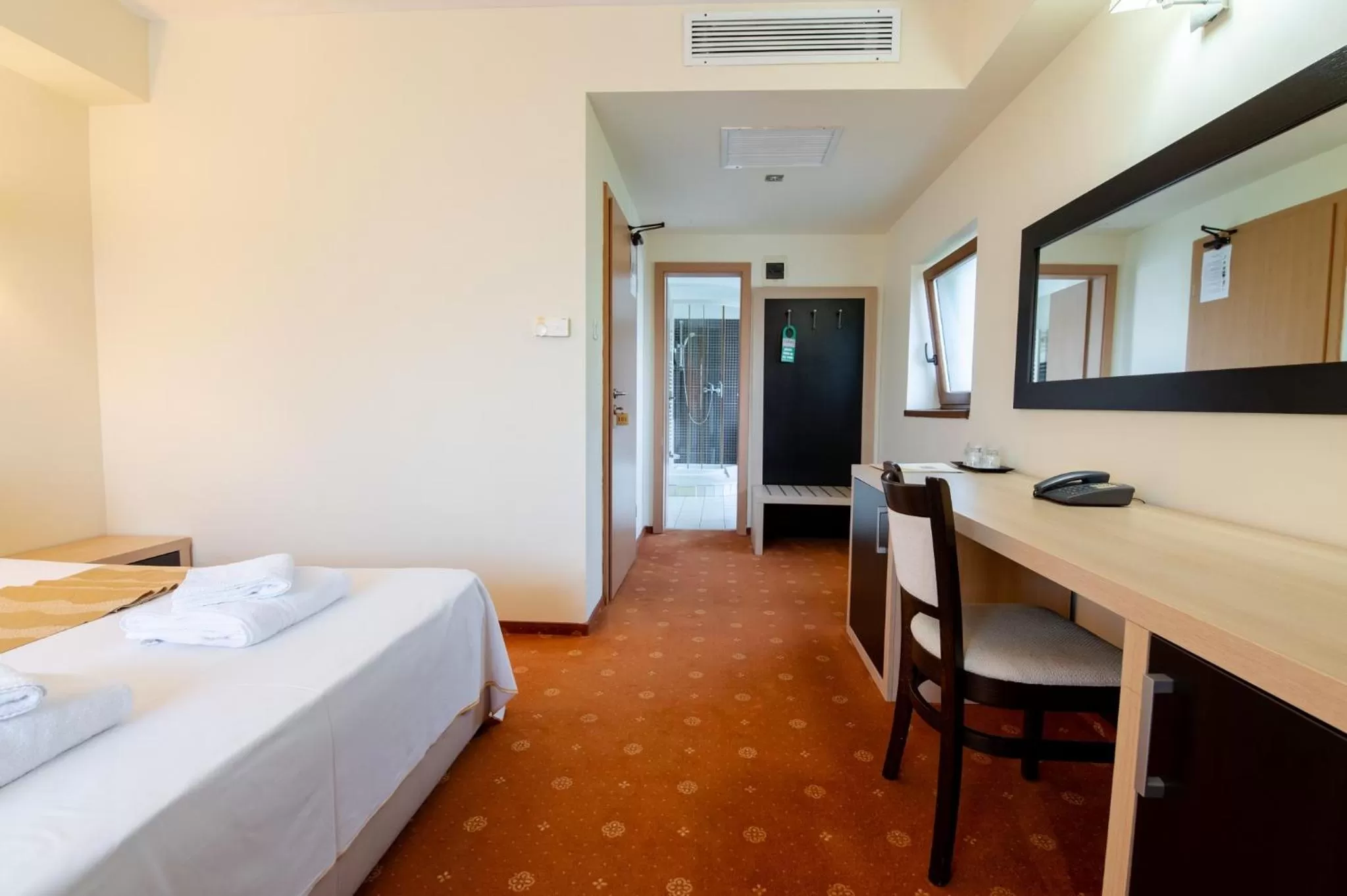 Photo of the whole room, Bed in Hotel Oxford By TimHotels