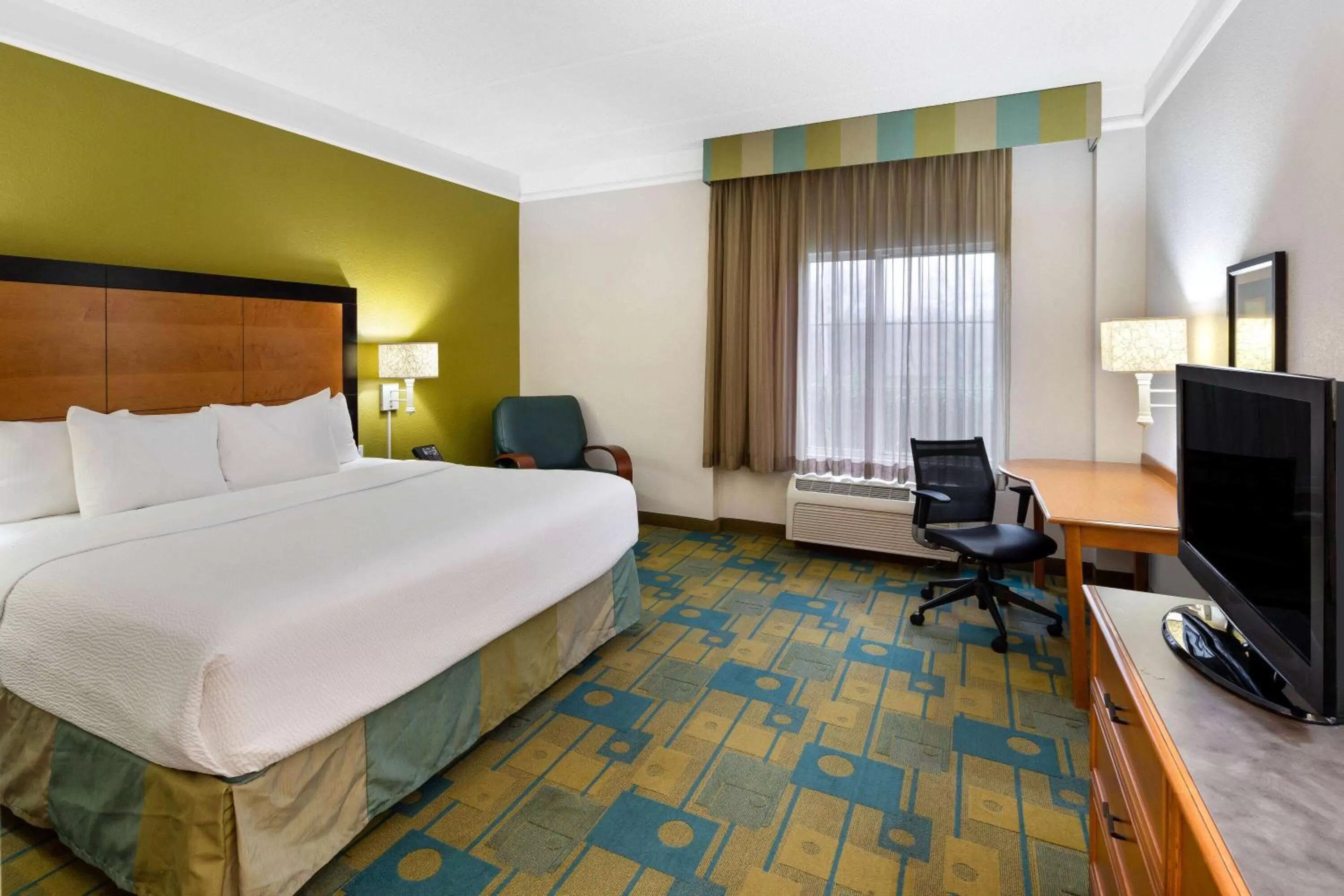 Photo of the whole room, Bed in La Quinta by Wyndham Greenville Haywood