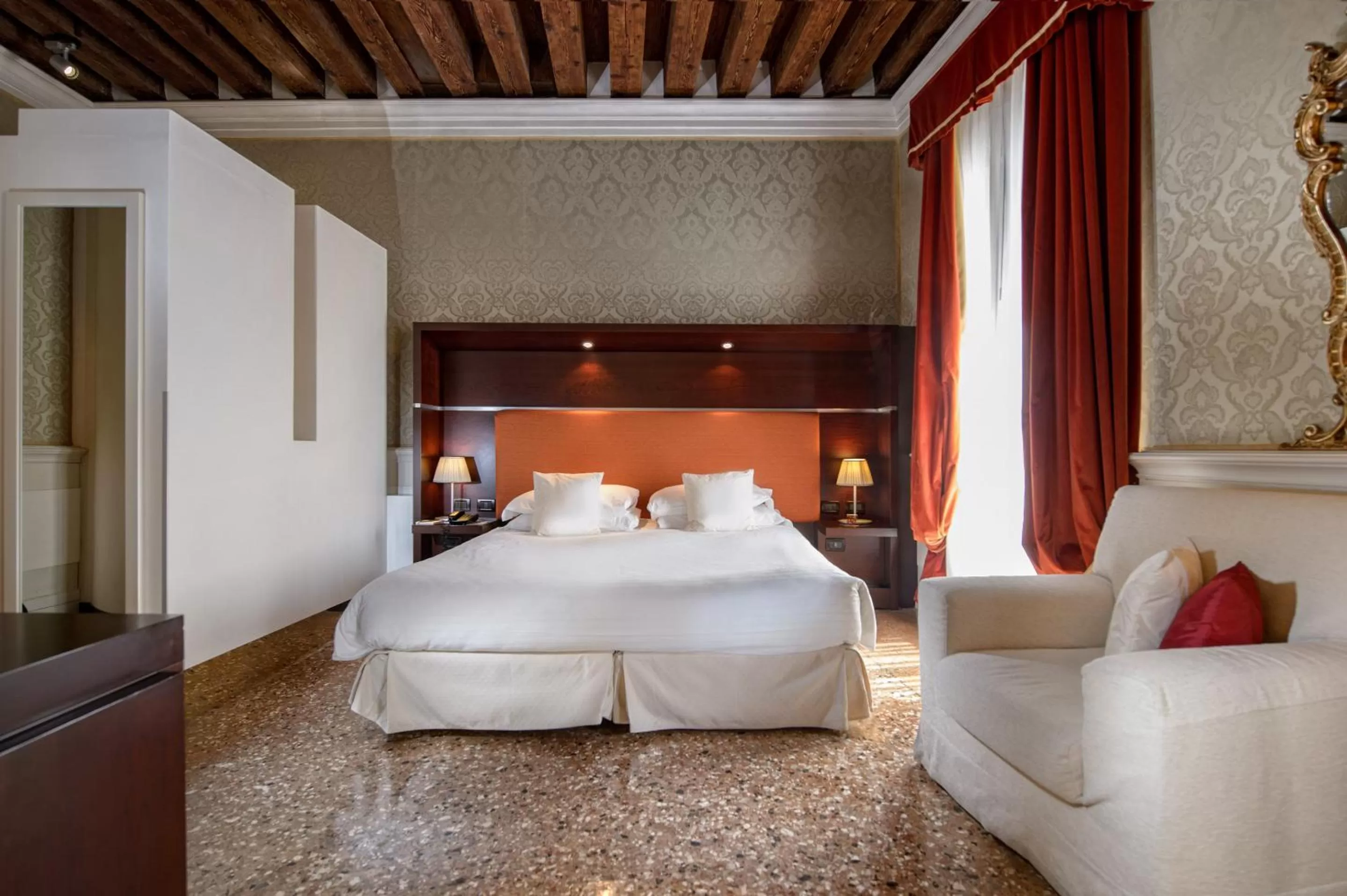 Photo of the whole room, Bed in Ruzzini Palace Hotel