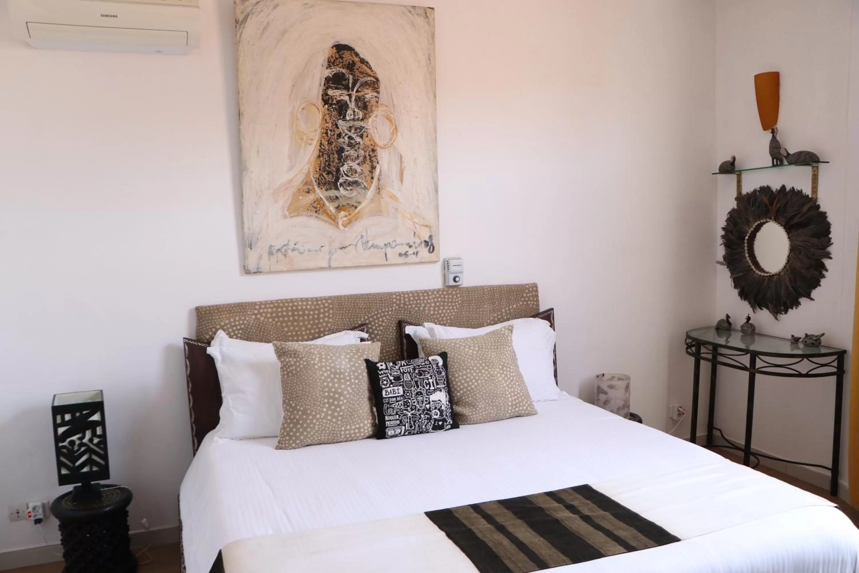 Photo of the whole room, Bed in Nyéléni maison sahel