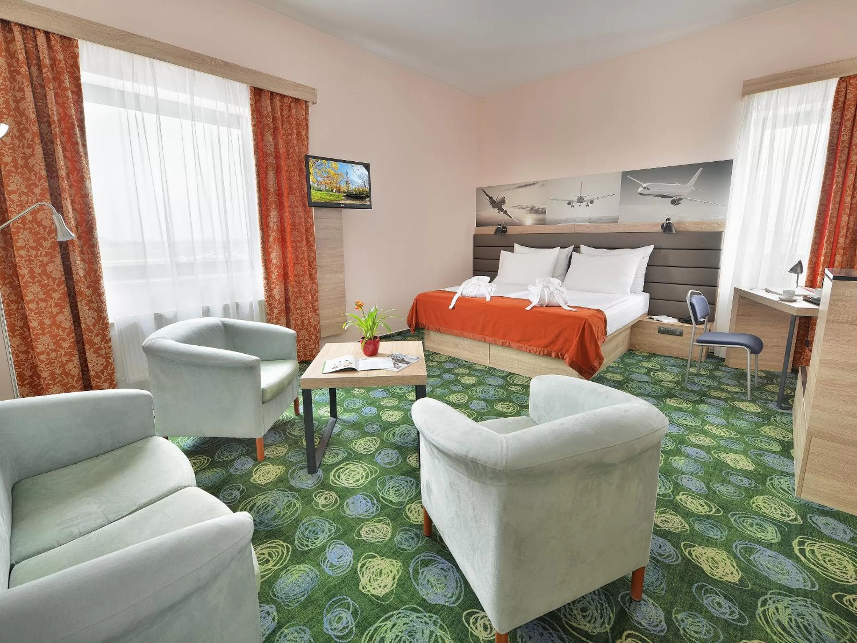 Living room, Bed in Ramada Airport Hotel Prague