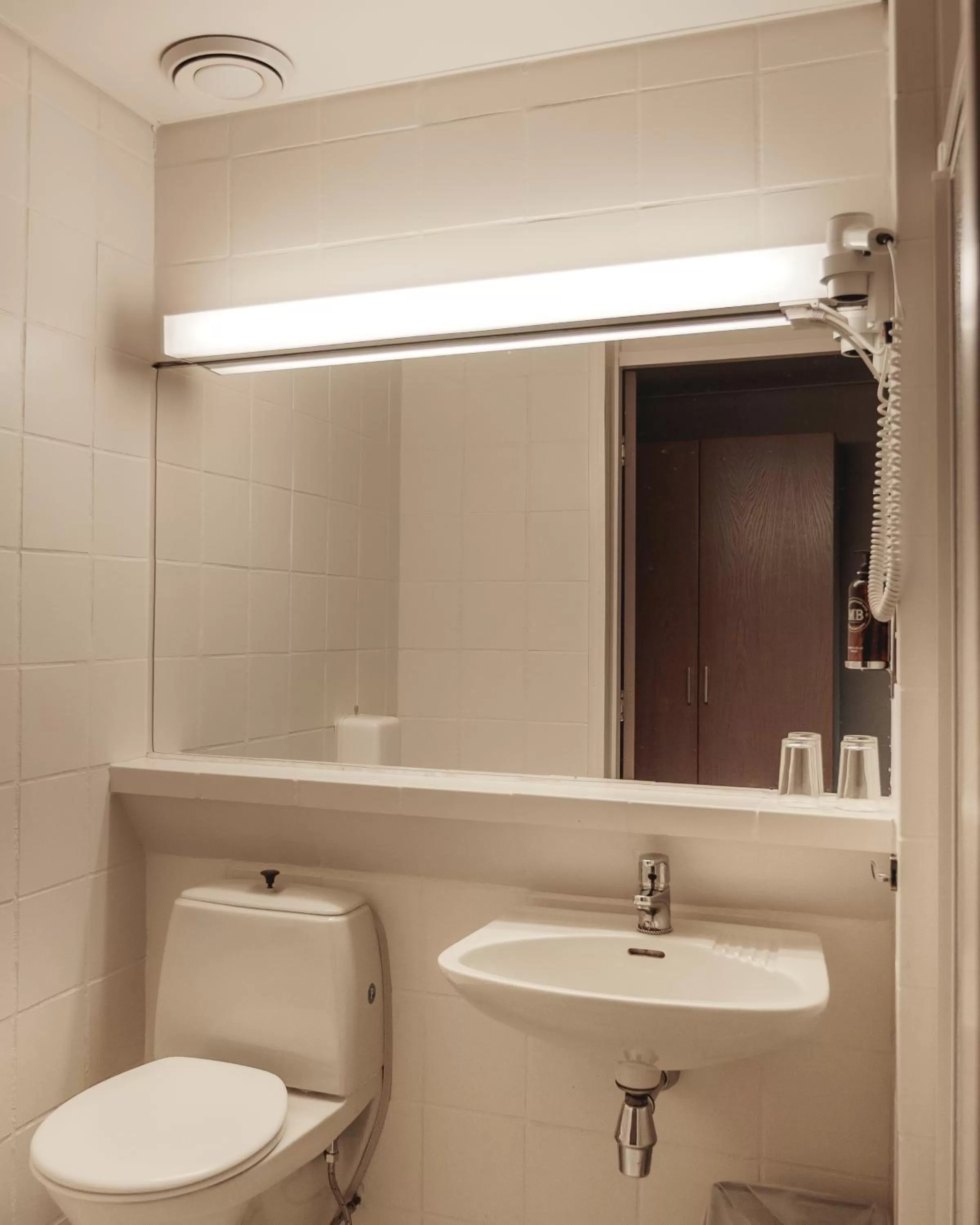 Bathroom in Strand Hotel Fevik - by Classic Norway Hotels