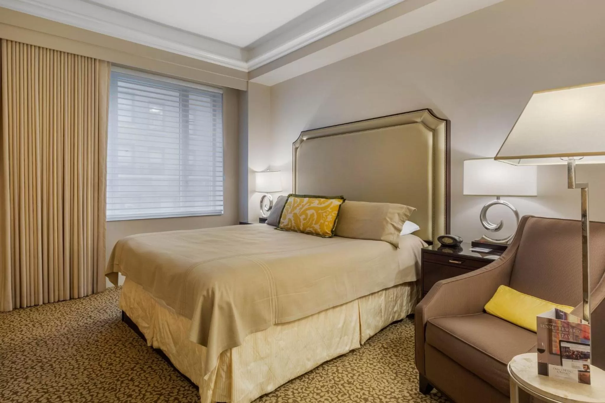 Facade/entrance, Bed in Omni Berkshire Place