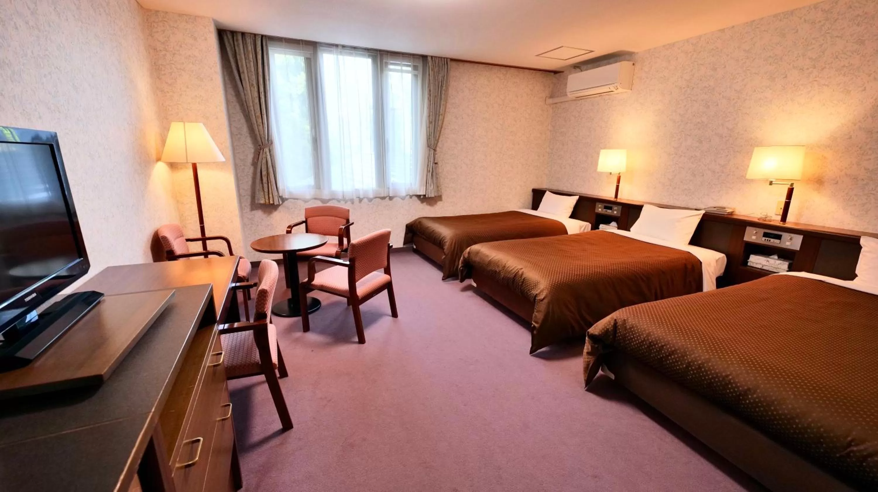 Photo of the whole room, Bed in Hotel Oak Forest