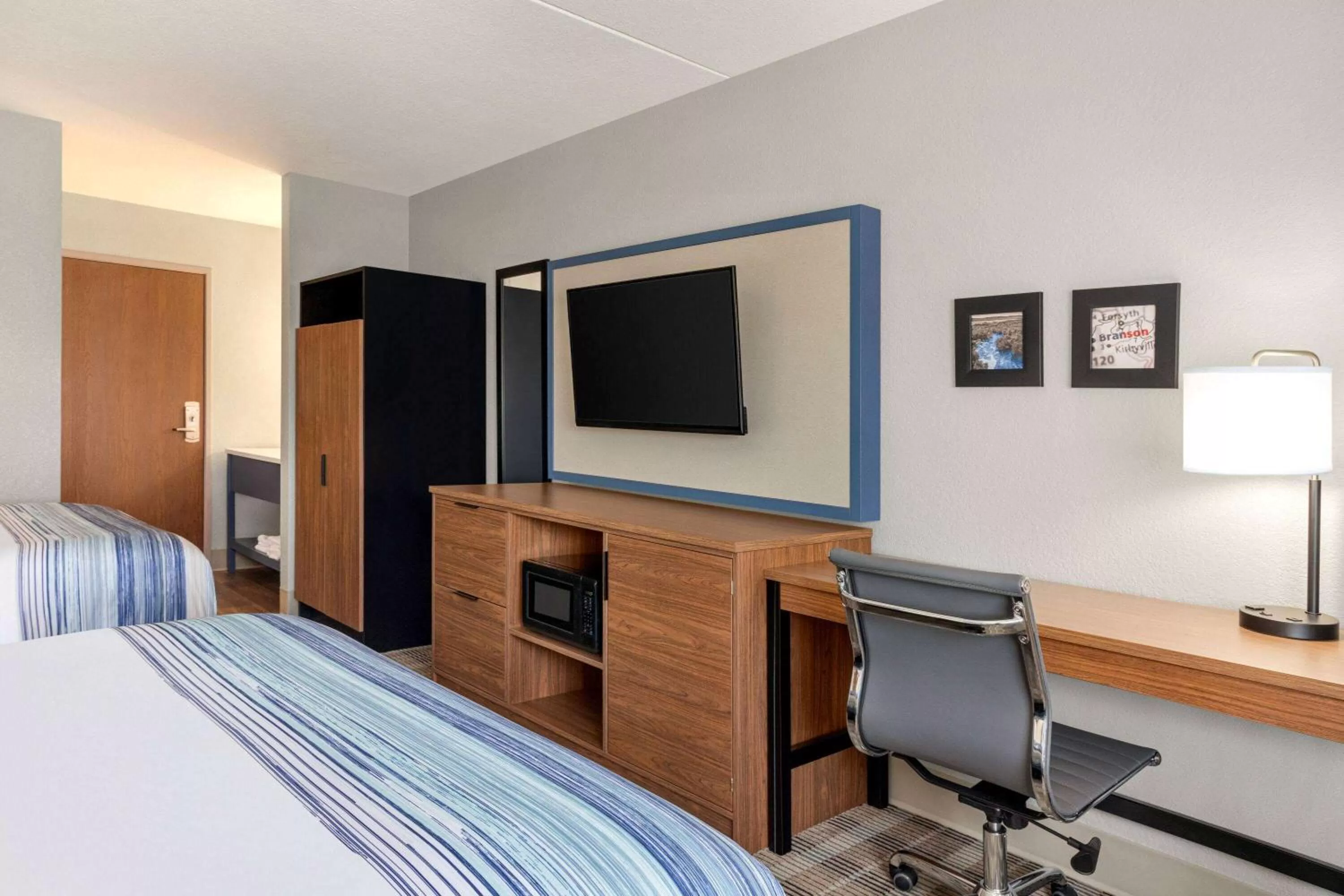 Coffee/tea facilities, Bed in AmericInn by Wyndham Branson & Conference Center