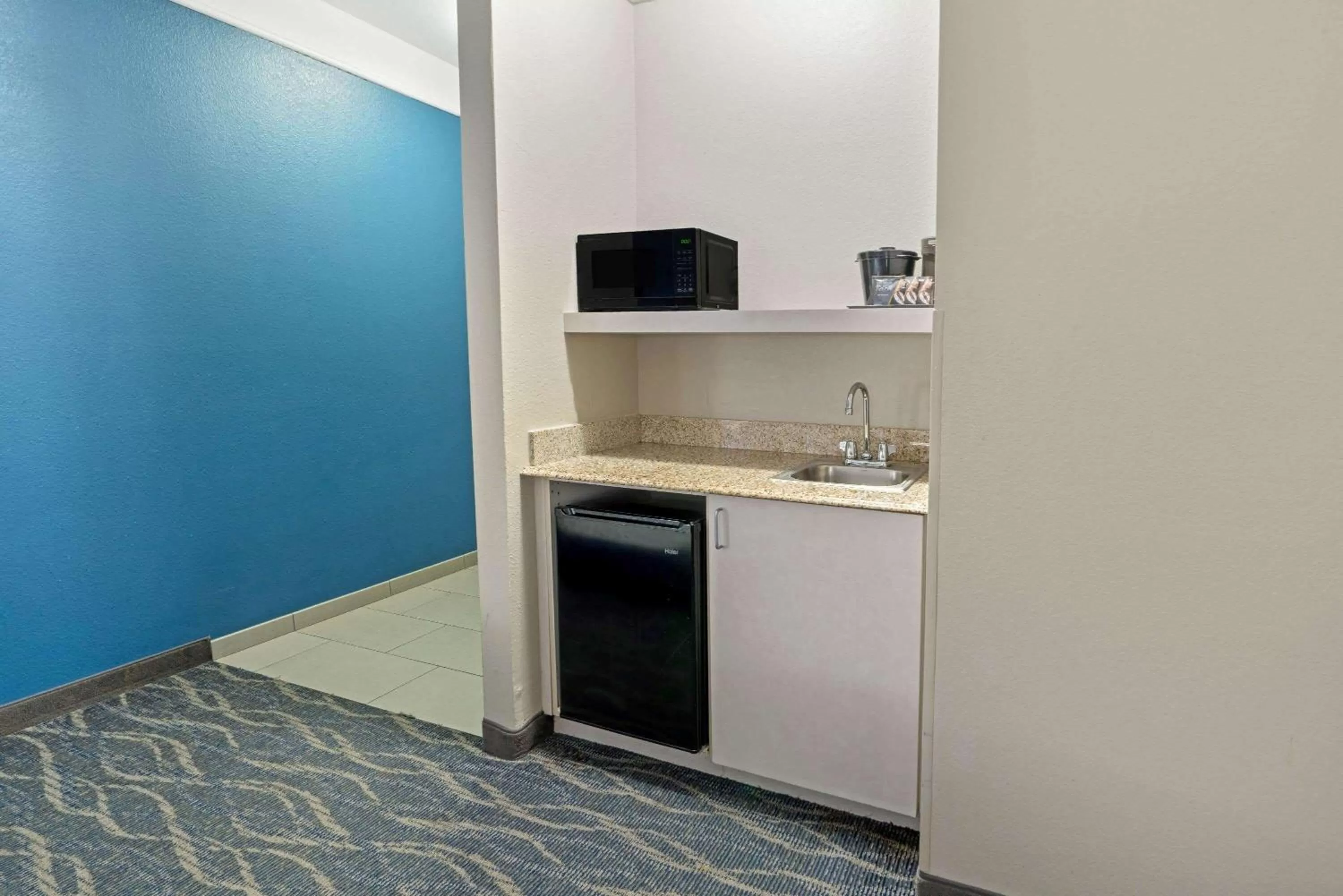 Photo of the whole room in La Quinta by Wyndham Phoenix I-10 West