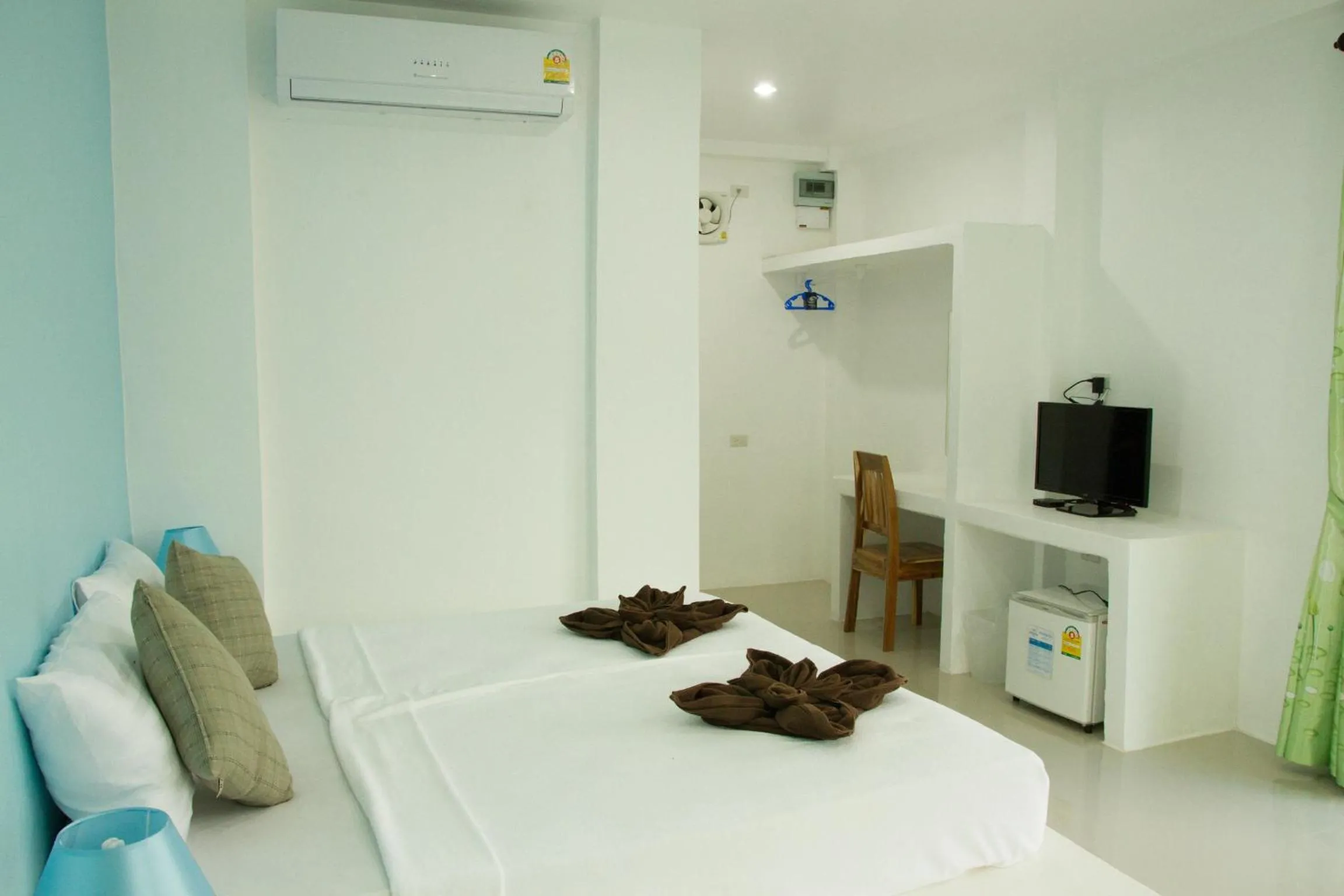 Photo of the whole room, Bed in KeereeLay