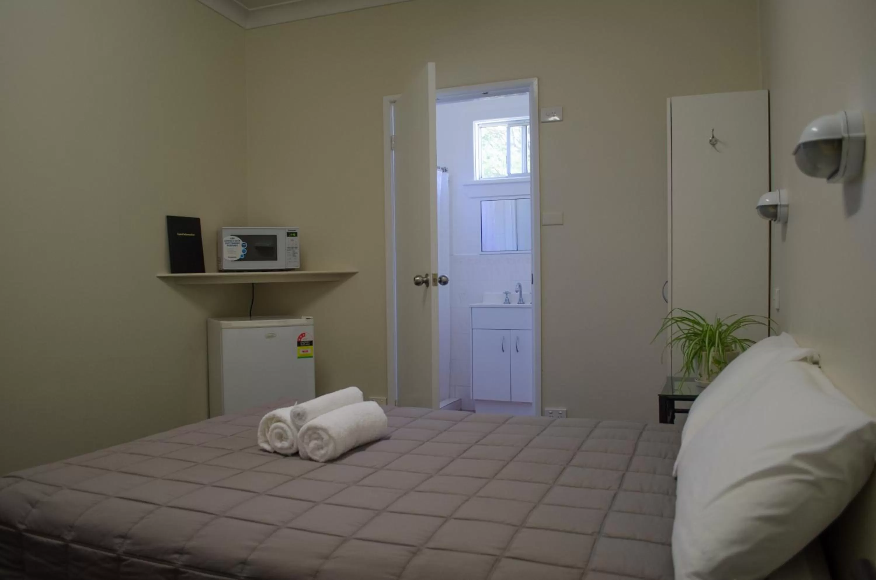 Bed in Fairway Lodge Motel