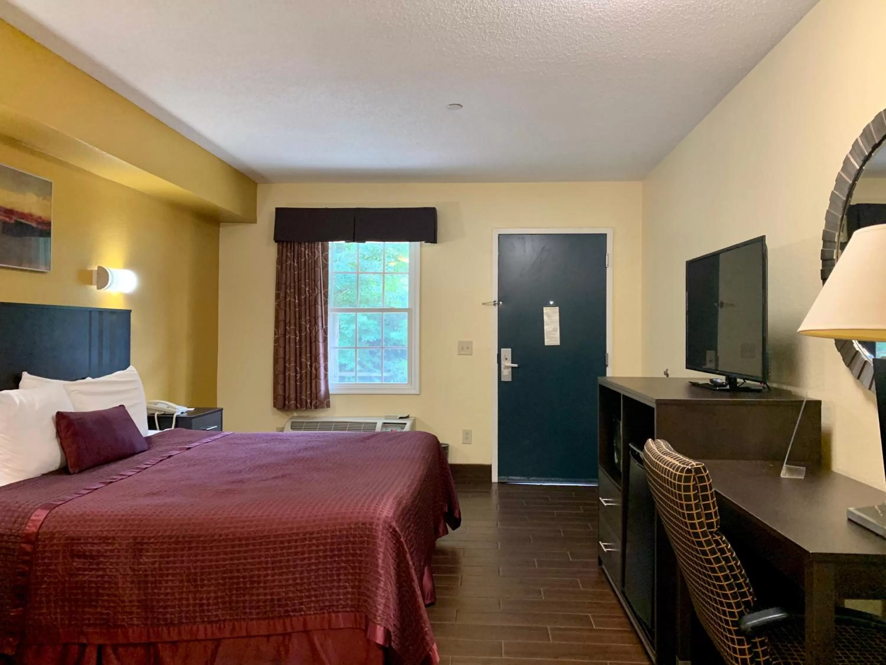 Bed in Executive Inn & Suites Upper Marlboro