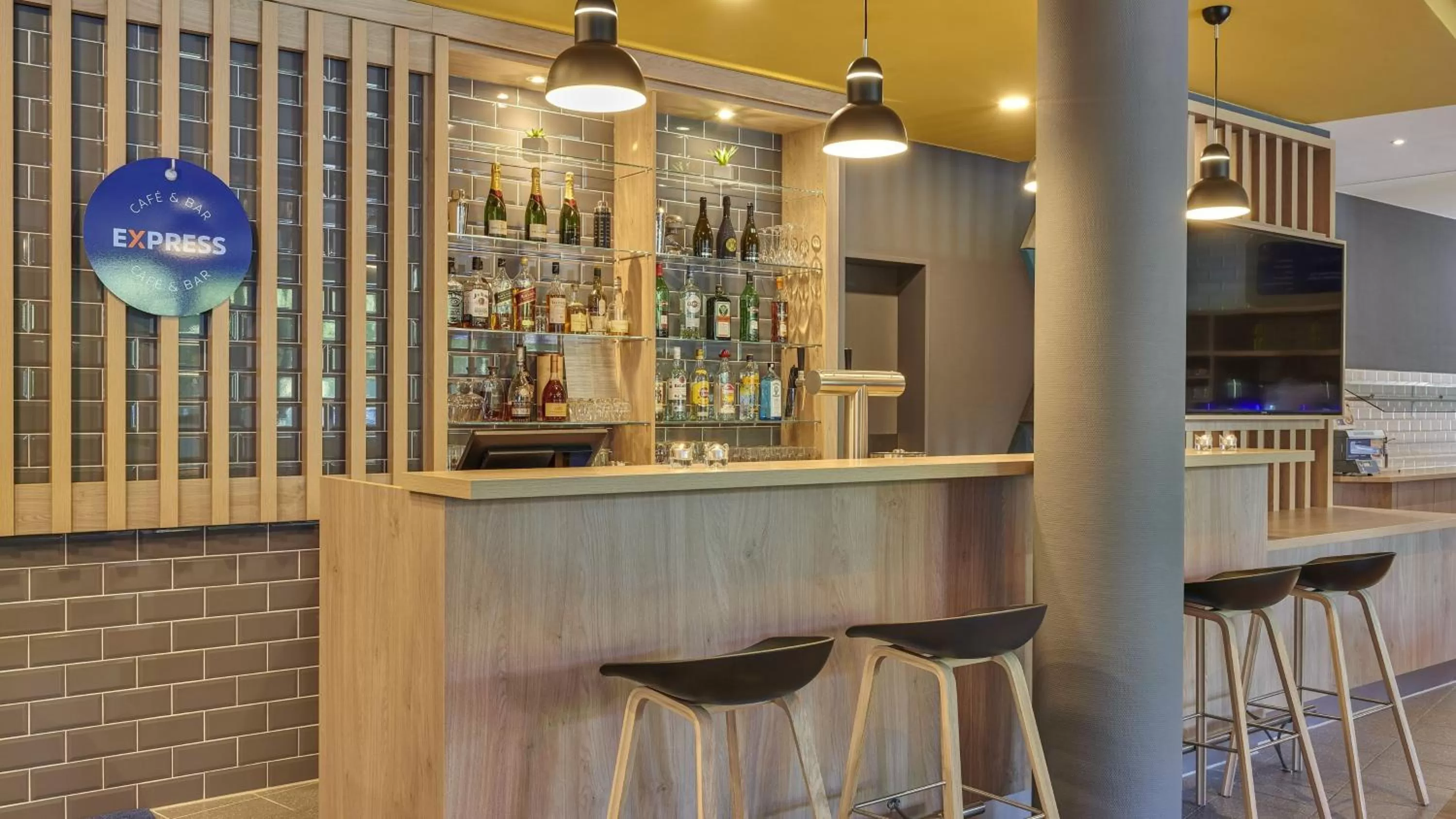 Lounge or bar in Holiday Inn Express Dortmund by IHG