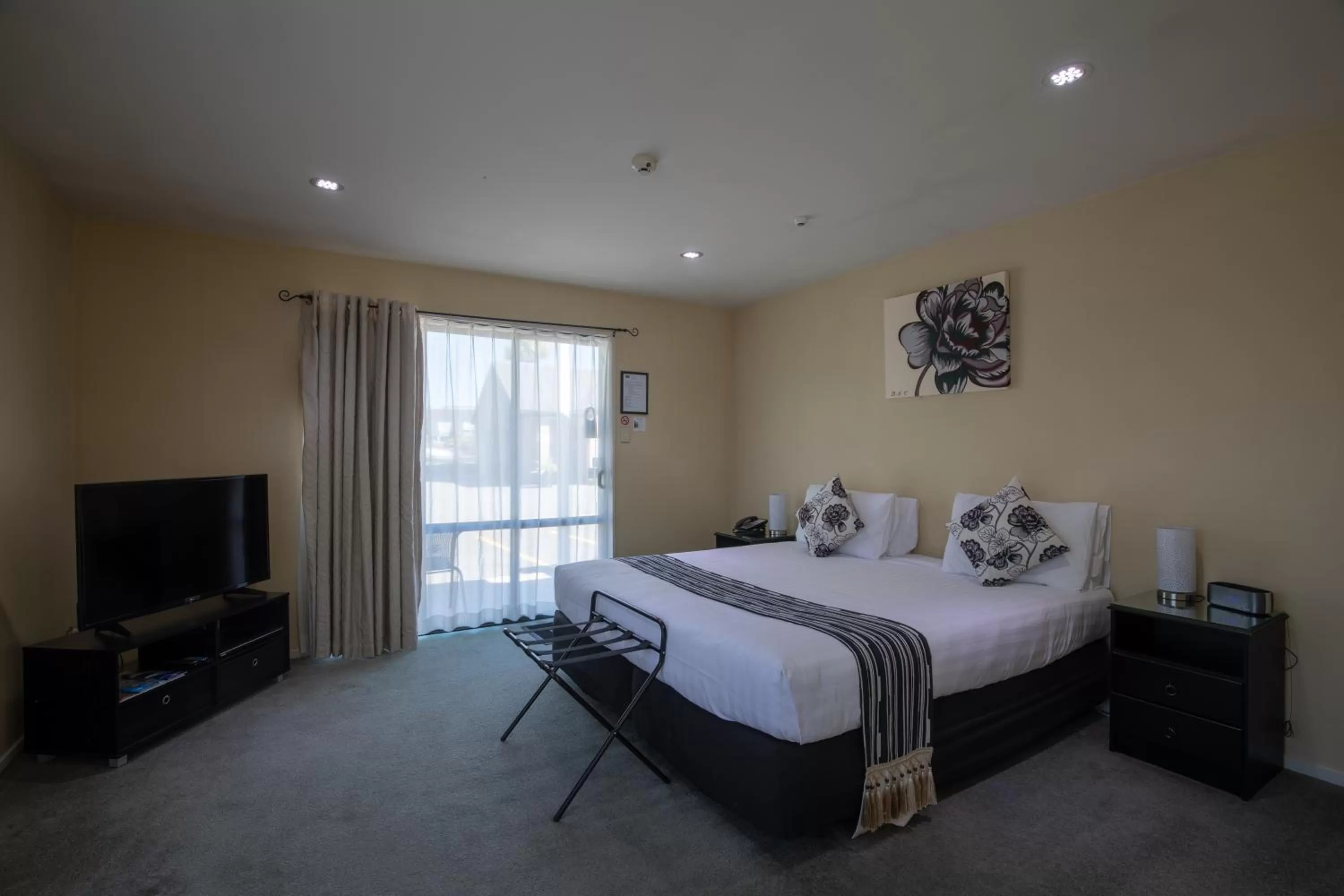 TV and multimedia, Bed in Abbella Lodge Motel