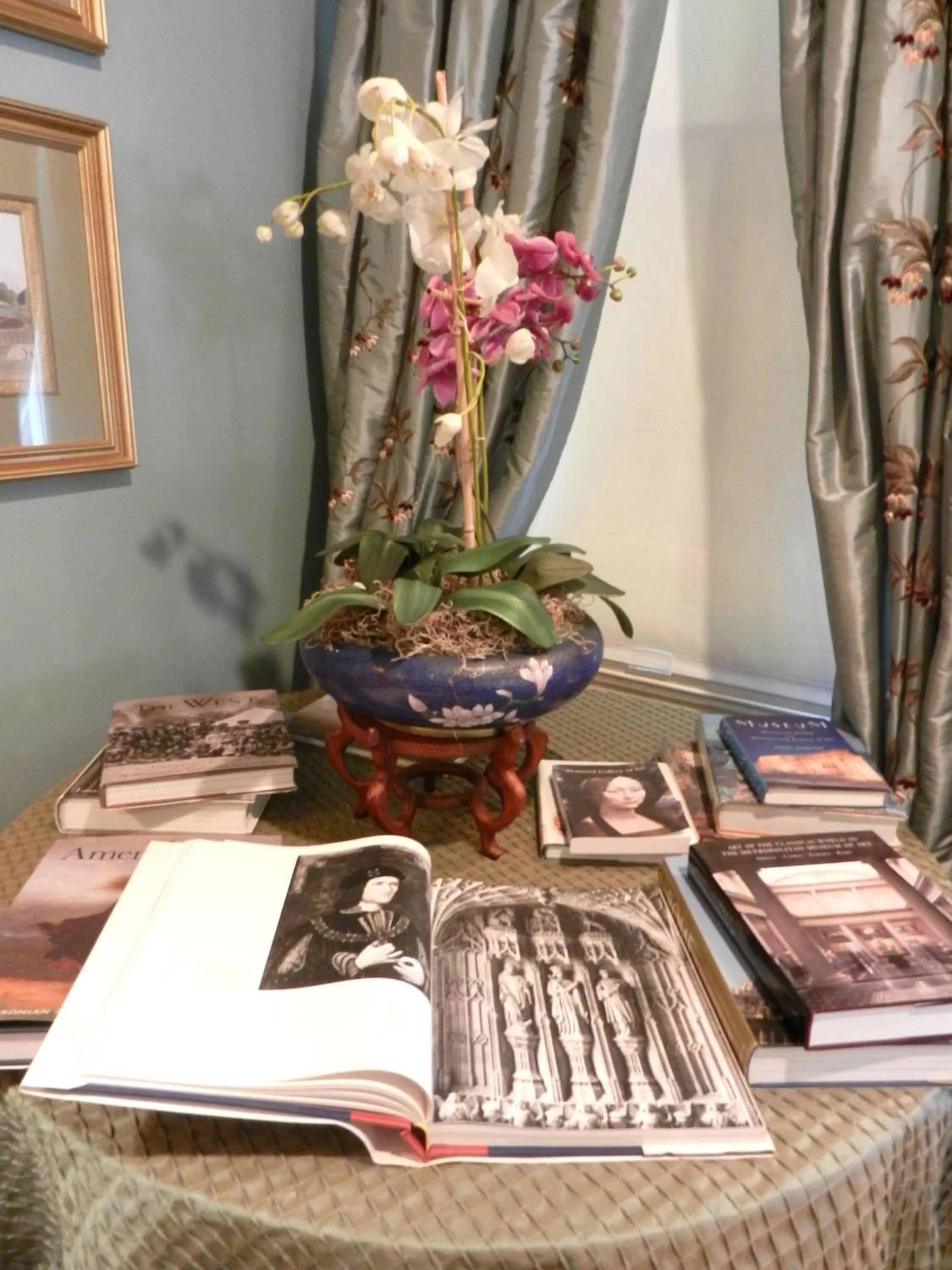 Living room, Food in 22 Charlotte