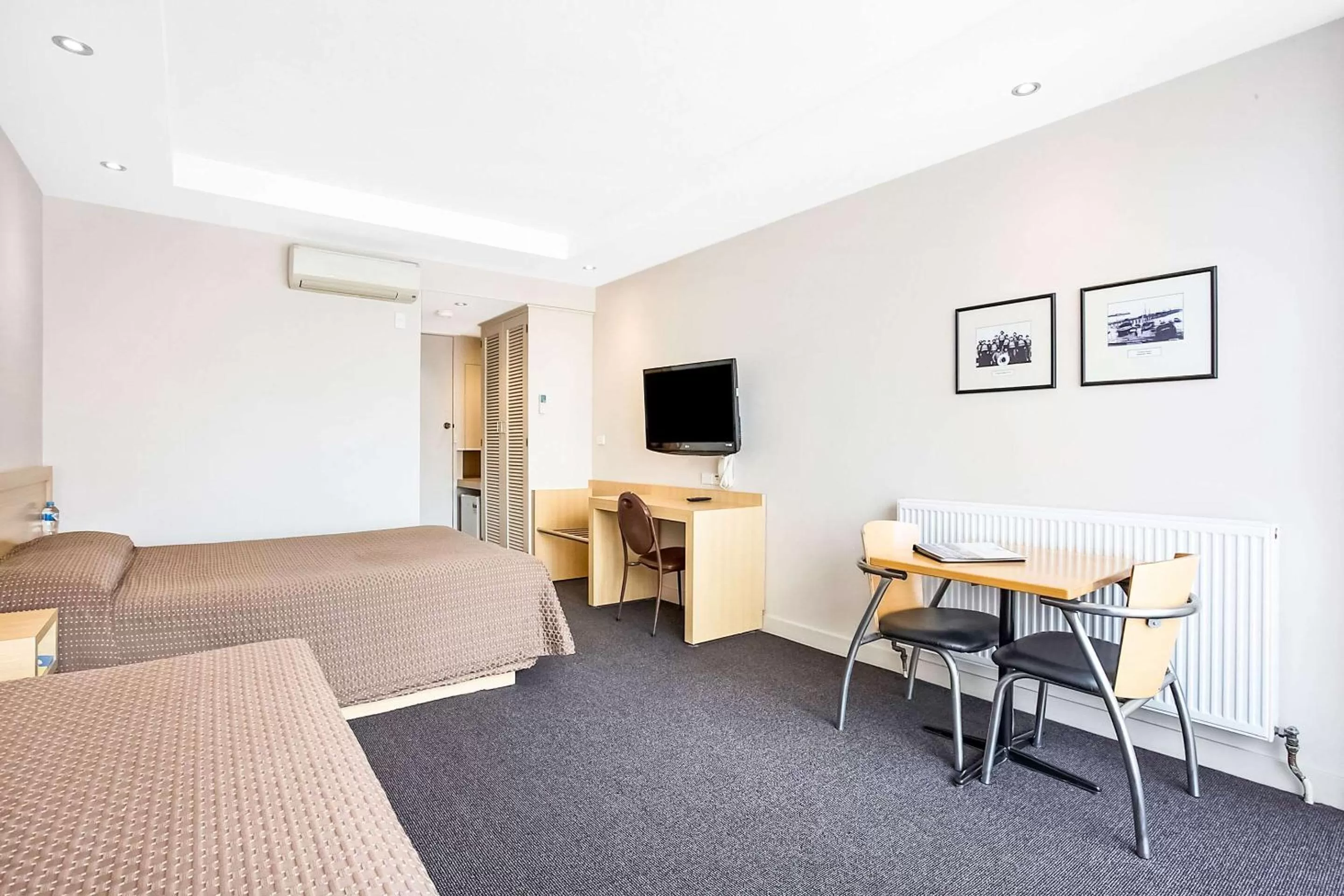 Bedroom, Bed in Richmond Henty Hotel