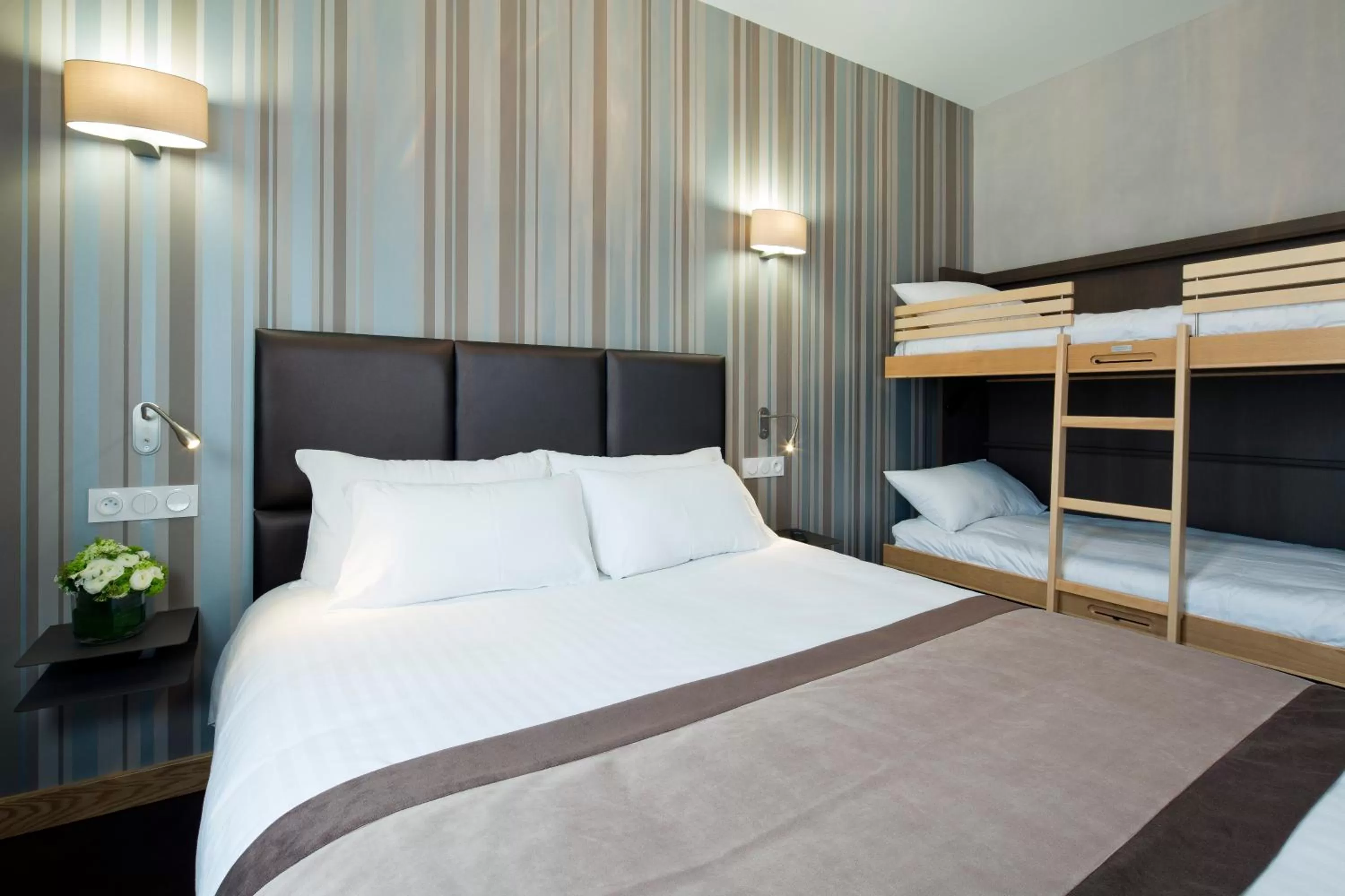 Bed in Hôtel d'Orléans