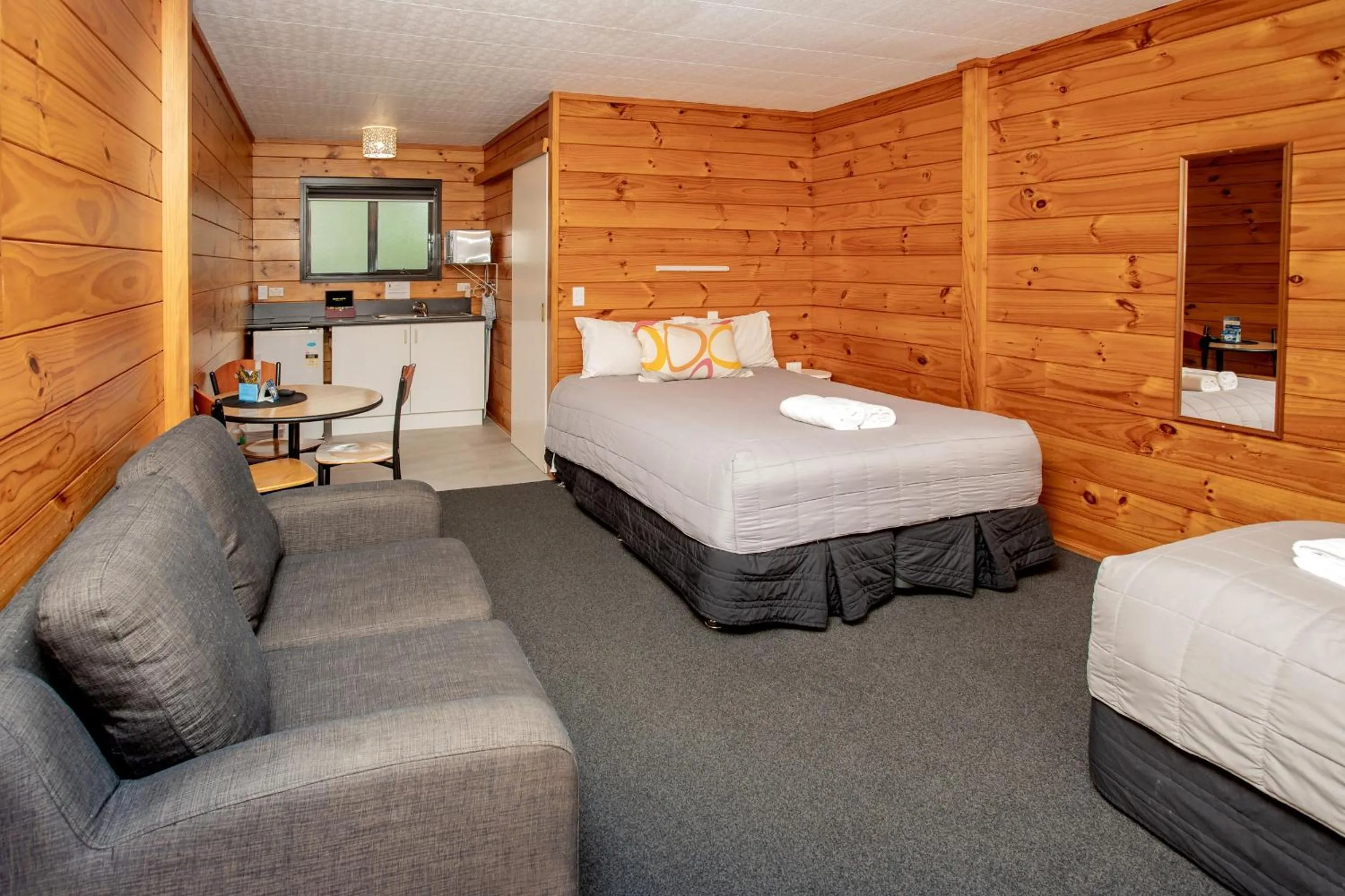 Photo of the whole room, Bed in Wellington TOP 10 Holiday Park