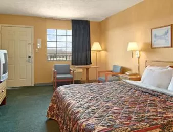 Bedroom in Days Inn by Wyndham Joelton/Nashville
