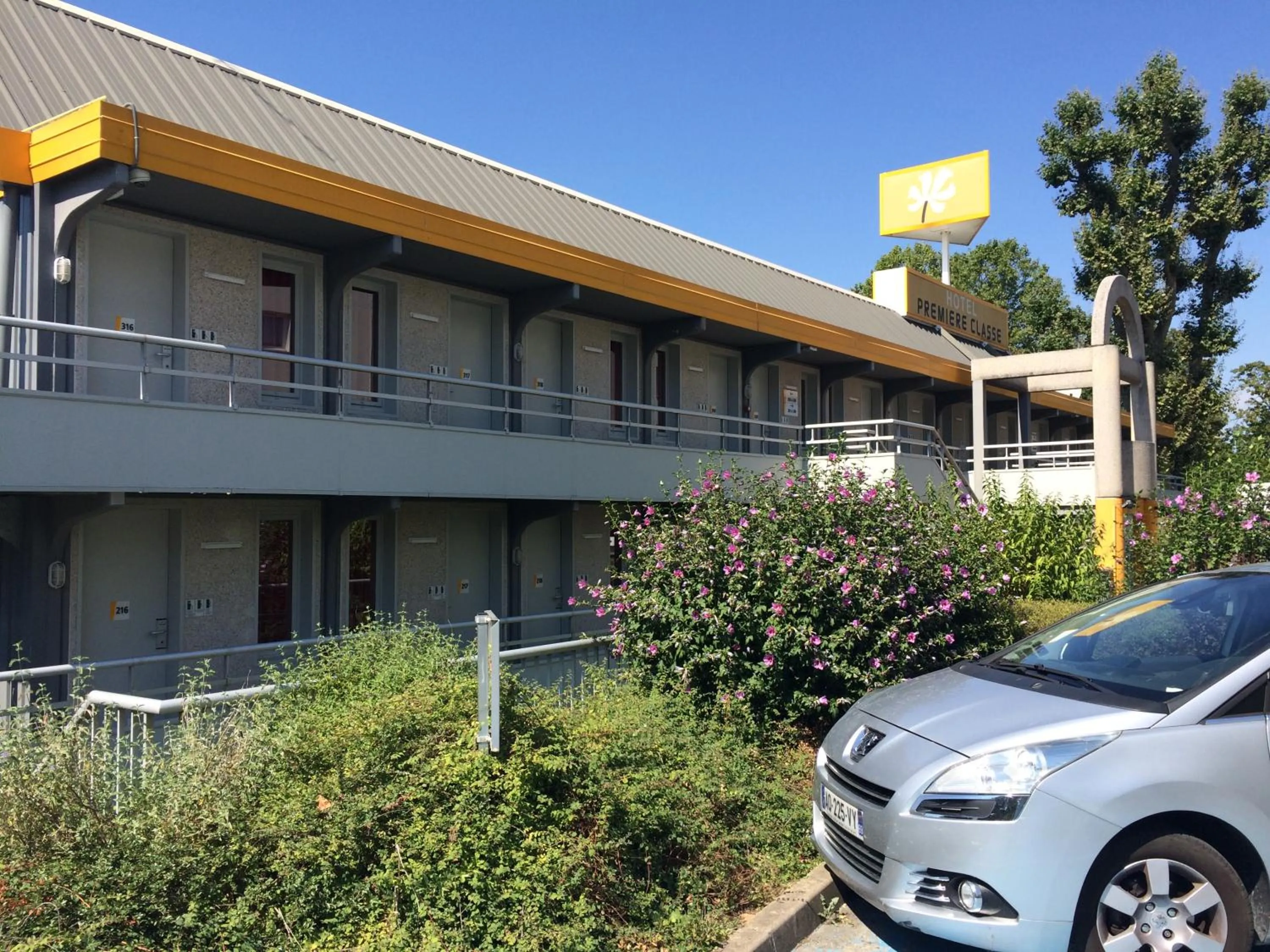 Facade/entrance in Premiere Classe Lyon Ouest - Tassin