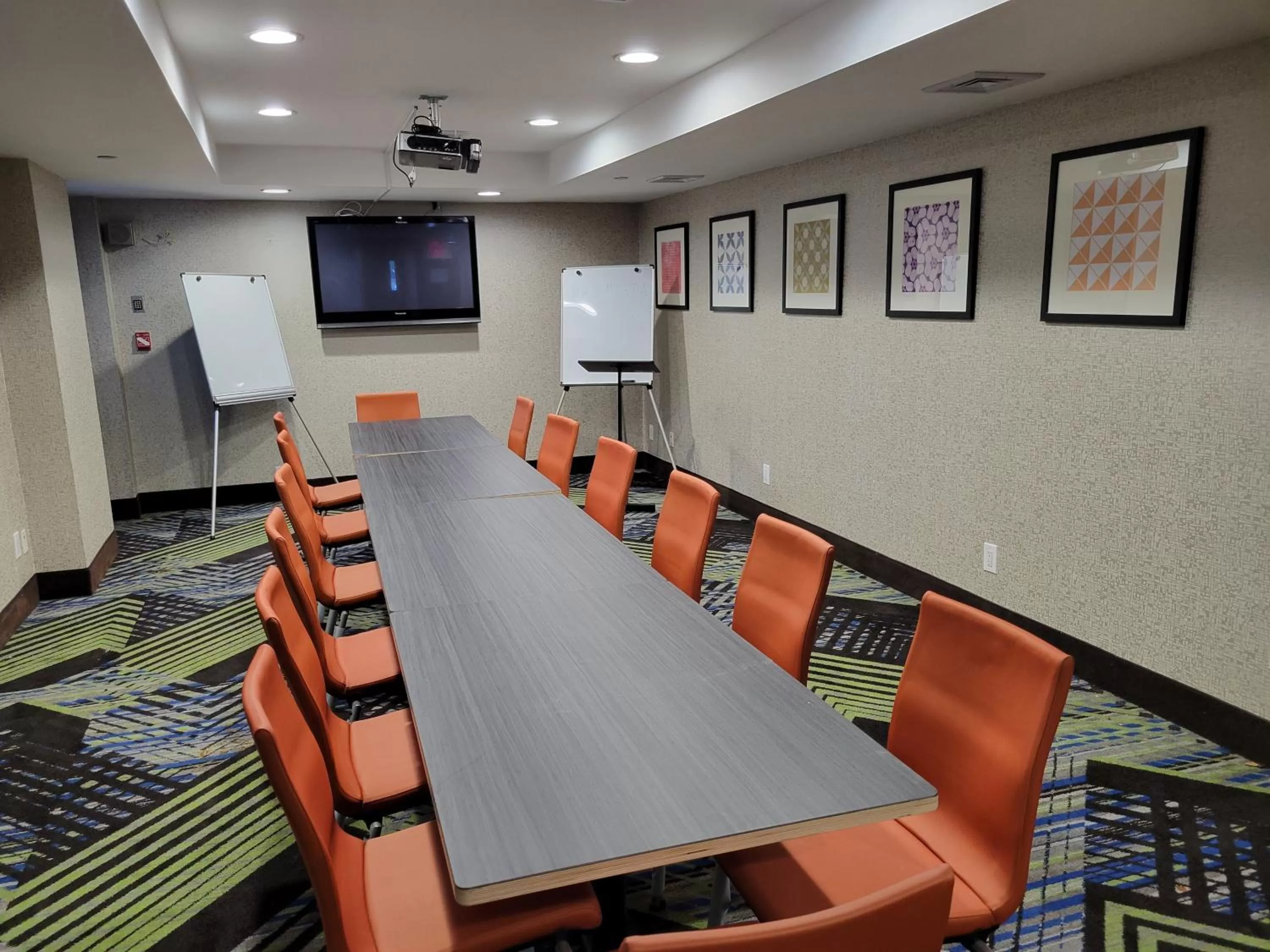 Meeting/conference room in Holiday Inn Express Maspeth by IHG