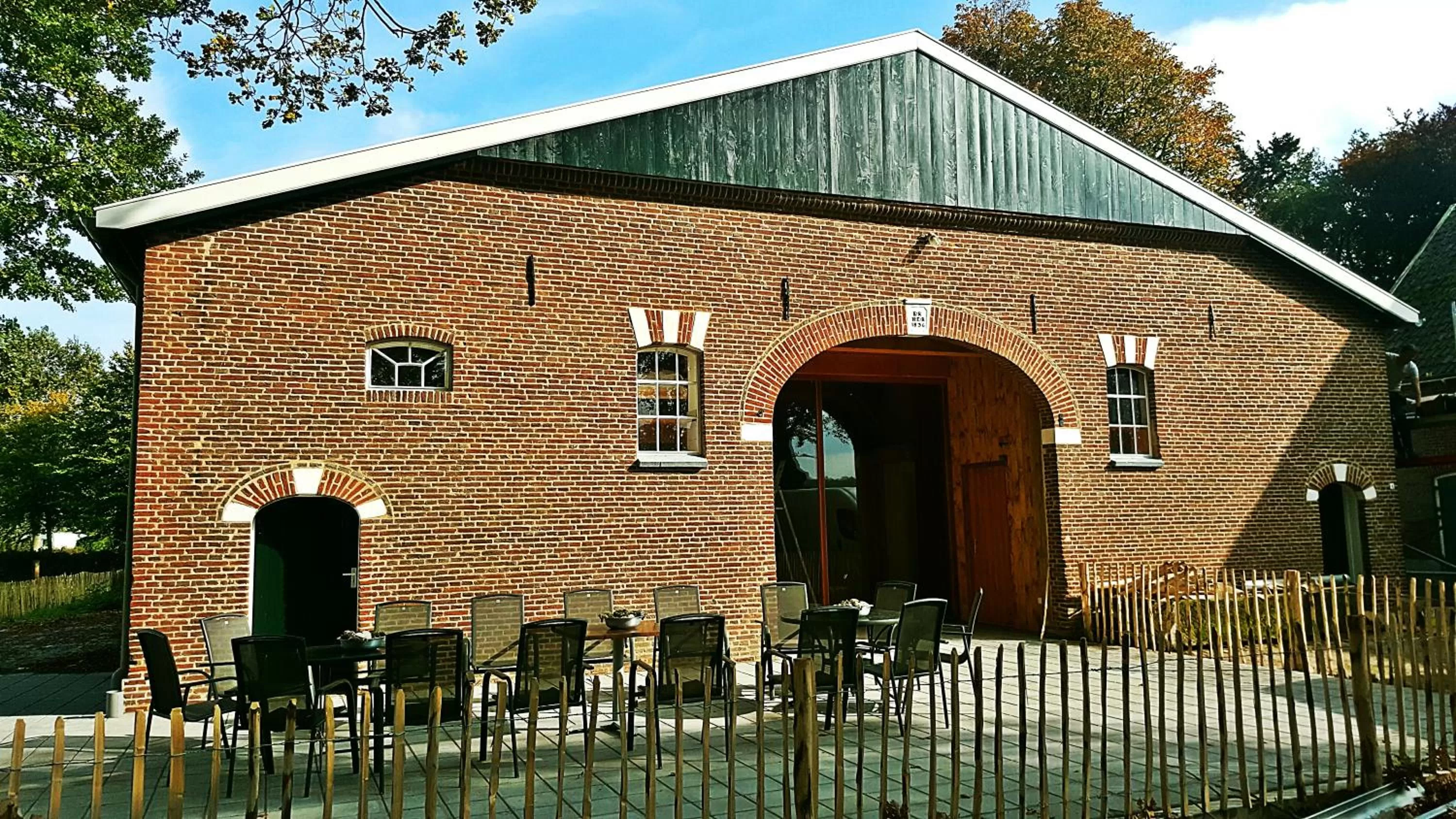 Facade/entrance, Property Building in Hotel Restaurant Roerdinkhof